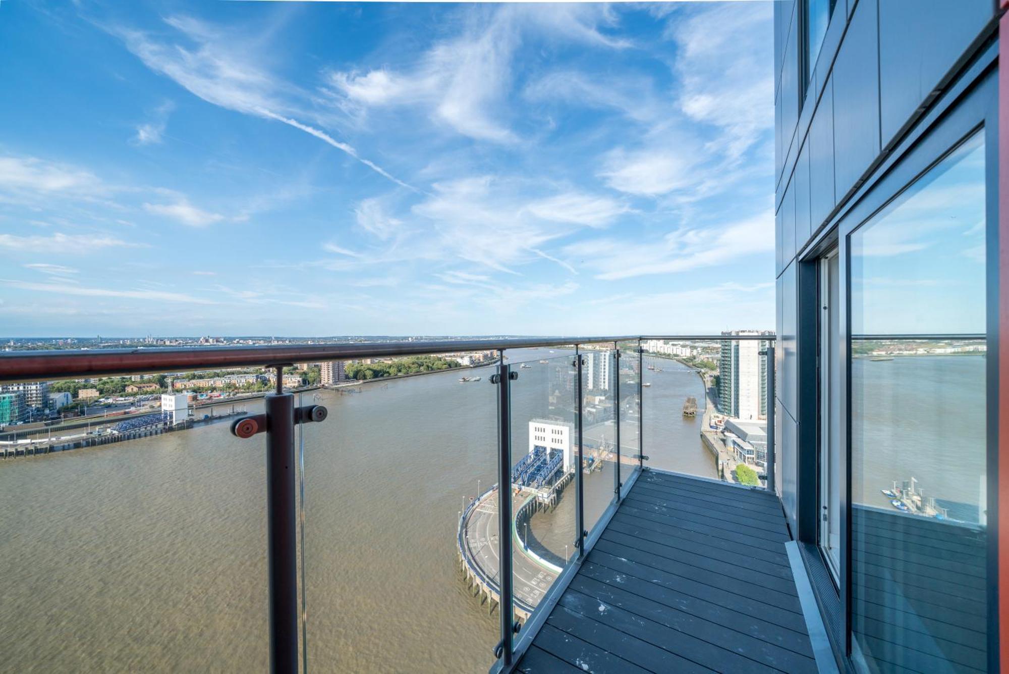 Skyvillion - River Thames Floor By Woolwich Ferry, Mins To Excel, O2 Arena , Airport With Parking Apartment London