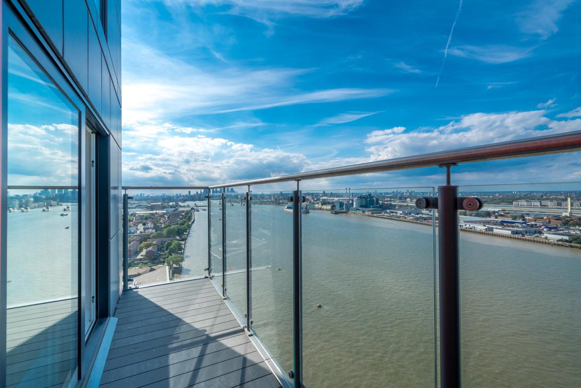Skyvillion - River Thames Floor By Woolwich Ferry, Mins To Excel, O2 Arena , Airport With Parking Apartment London