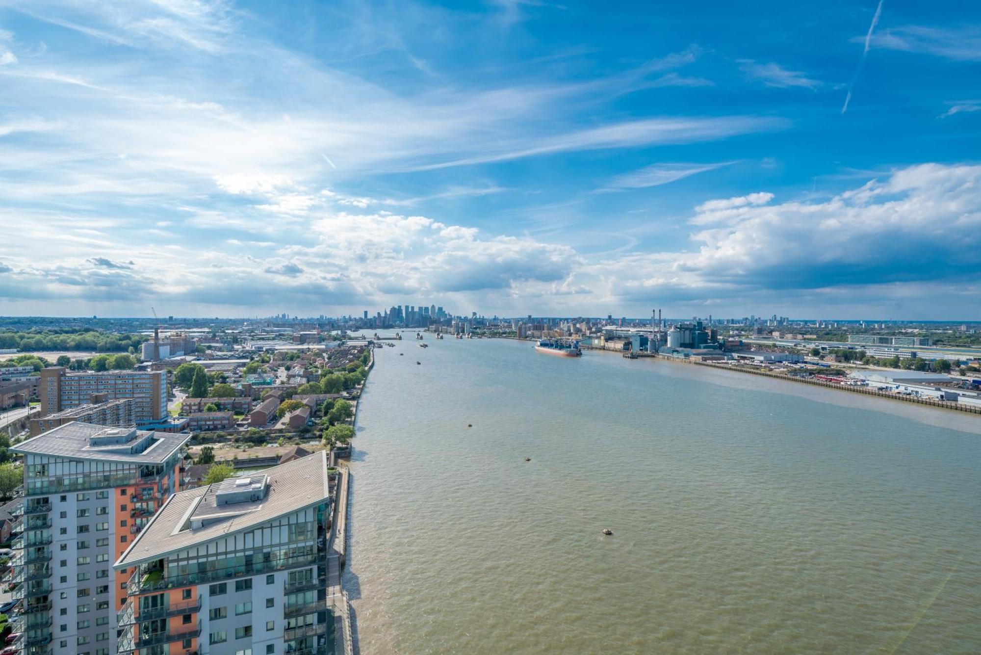 Apartment Skyvillion - River Thames Floor By Woolwich Ferry, Mins To Excel, O2 Arena , Airport With Parking