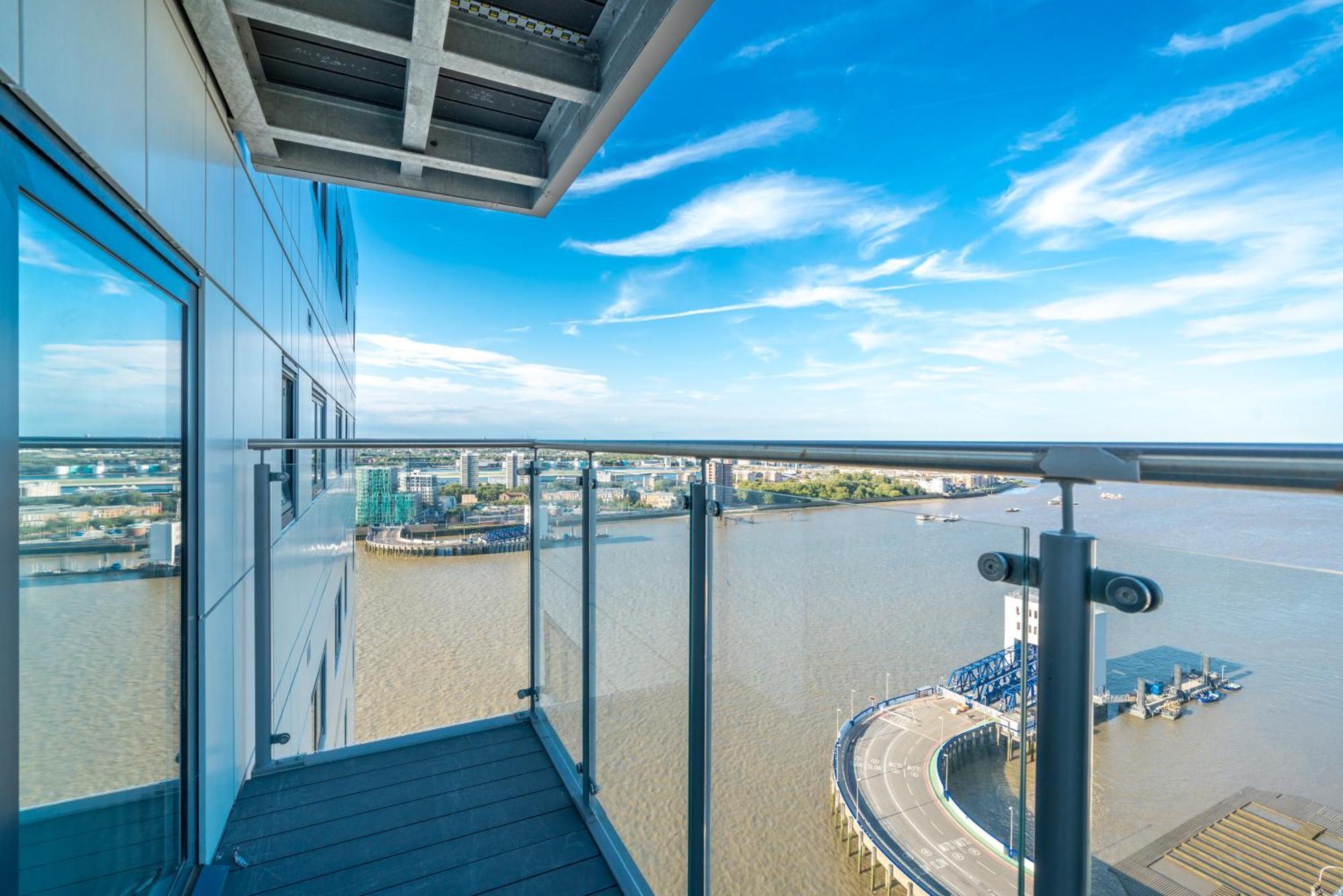 Apartment Skyvillion - River Thames Floor By Woolwich Ferry, Mins To Excel, O2 Arena , Airport With Parking