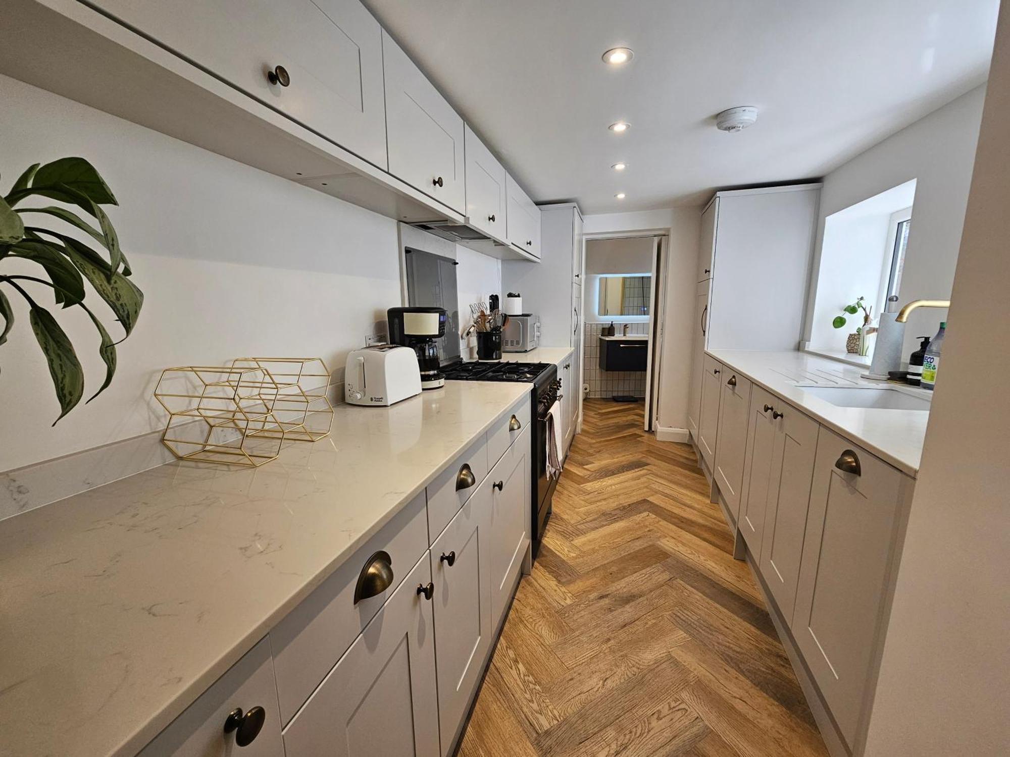 Leilighet Spacious & Renovated 1-bed Garden Flat In