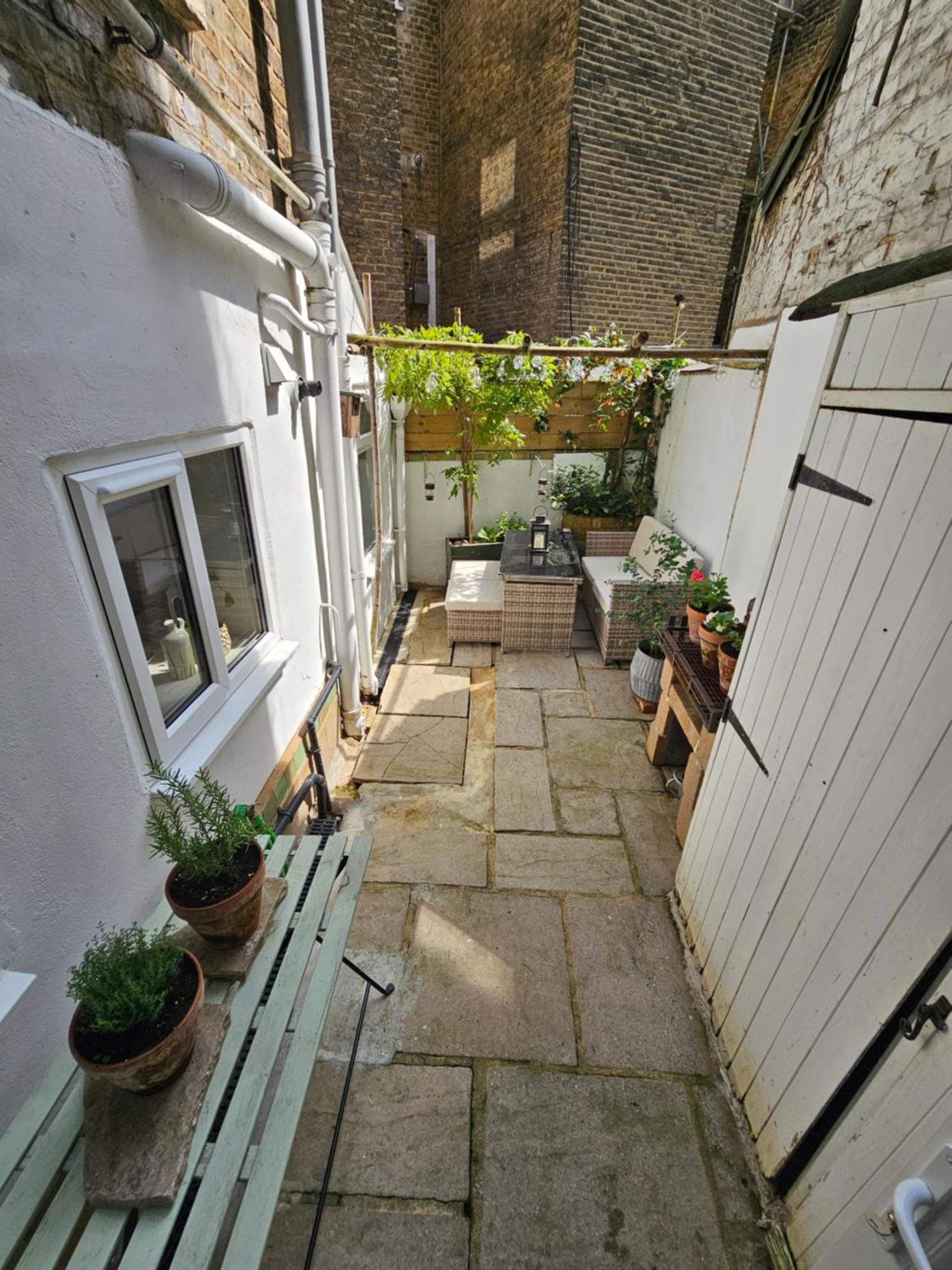 Spacious & Renovated 1-bed Garden Flat In Leilighet