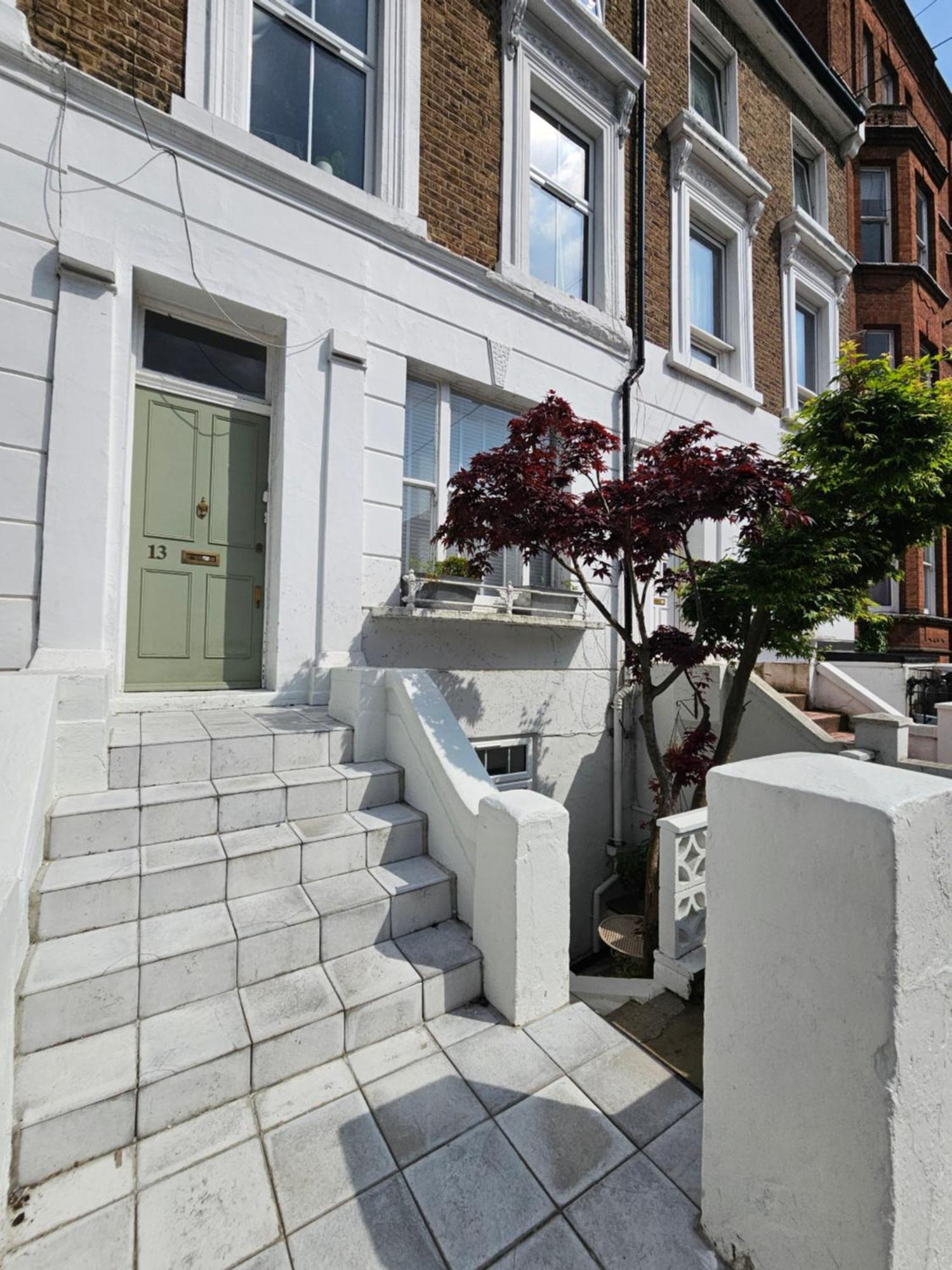 Leilighet Spacious & Renovated 1-bed Garden Flat In