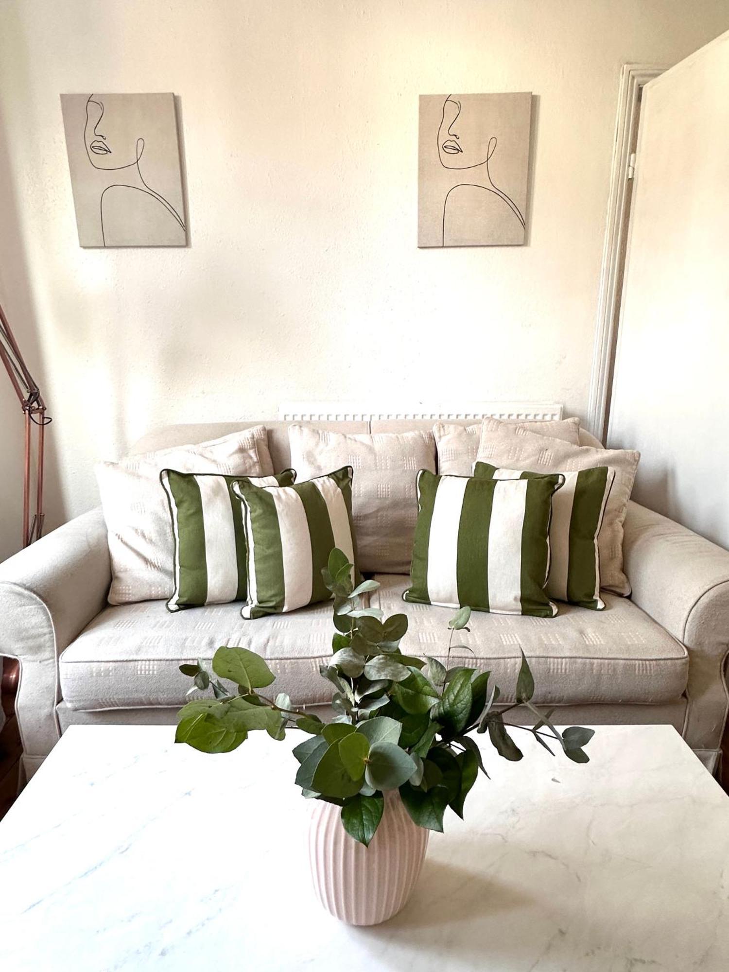 Charming, Renovated In Willesden *