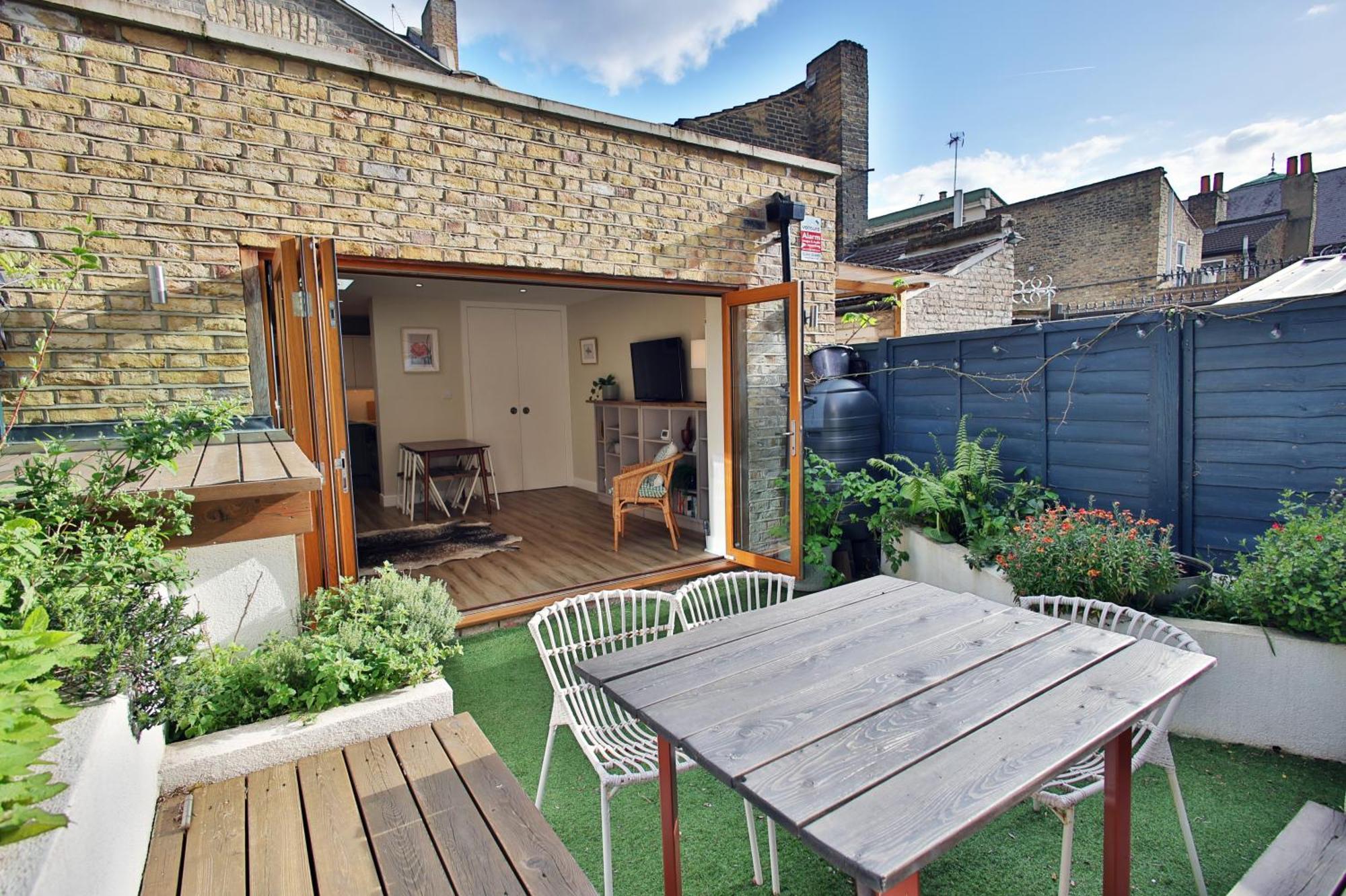 Peaceful Garden On Road * London