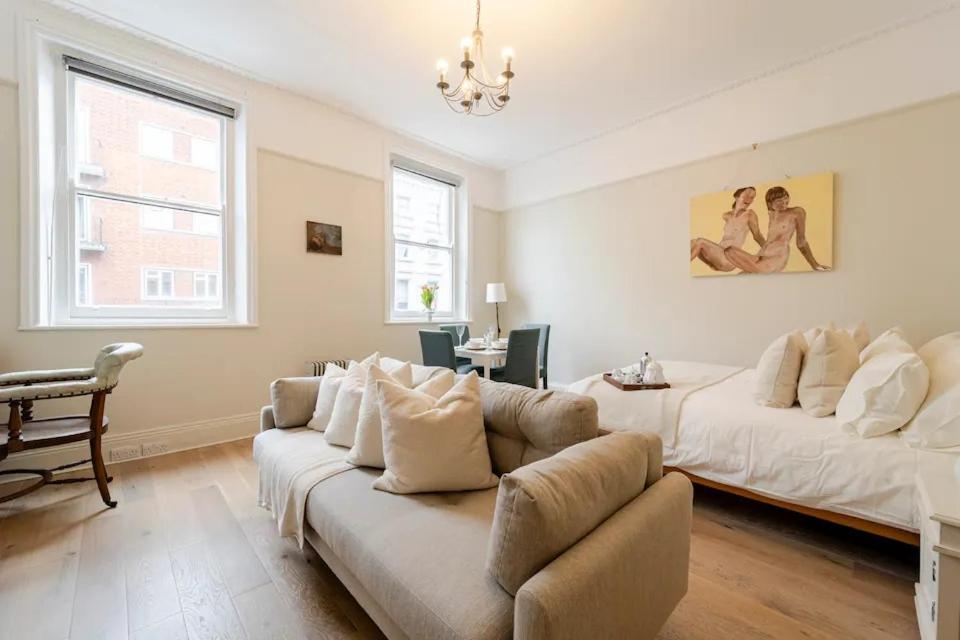 Crawford Street Studio, By The Design Traveller Apartment