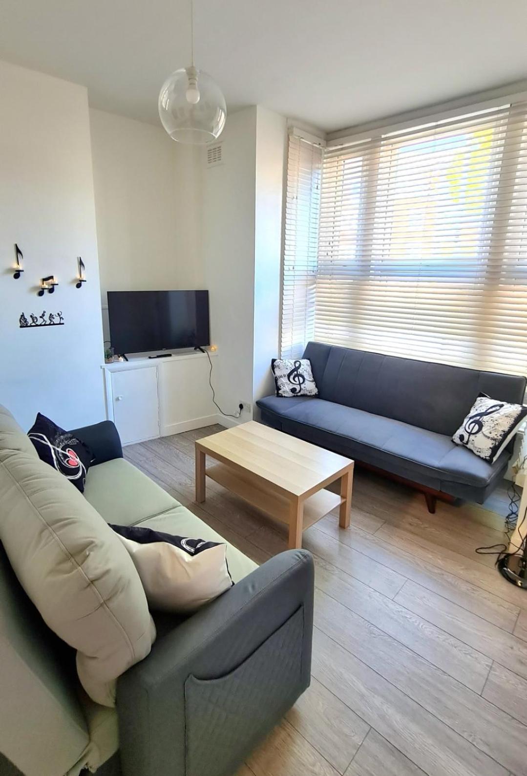 Beethoven St One Bedroom Flat - 3 Beds Up To 4 Adults Apartment