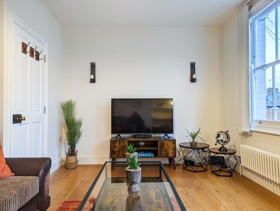 Apartment Charming 3br In Trendy Tottenham Neighborhood *
