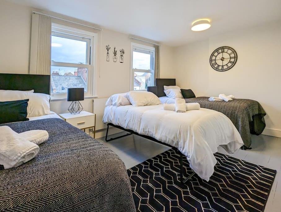 Charming 3br In Trendy Tottenham Neighborhood Apartment
