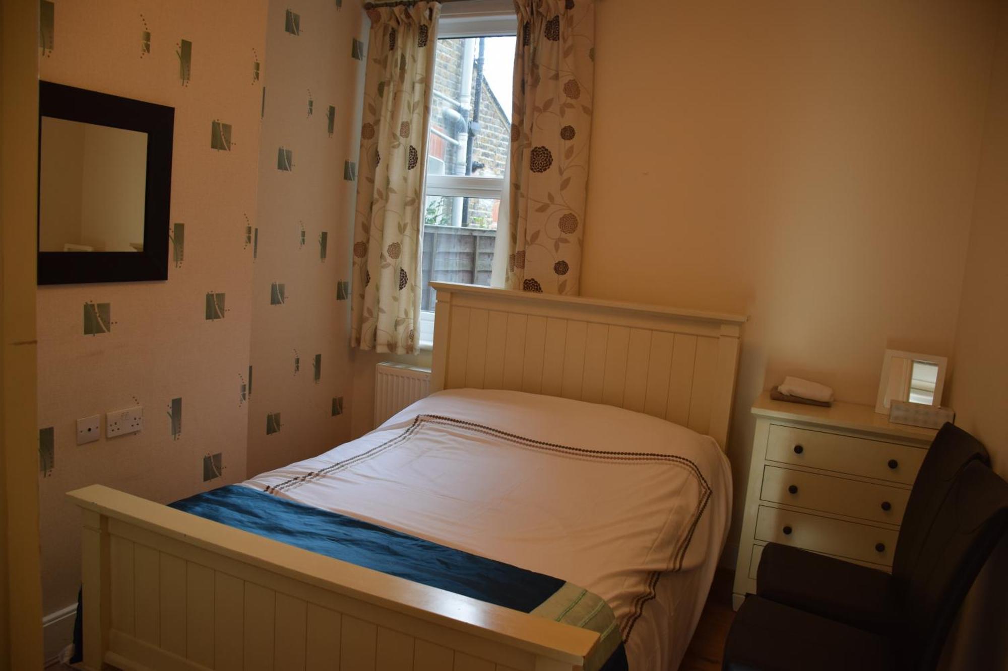 Bedroom Flat Colliers Wood