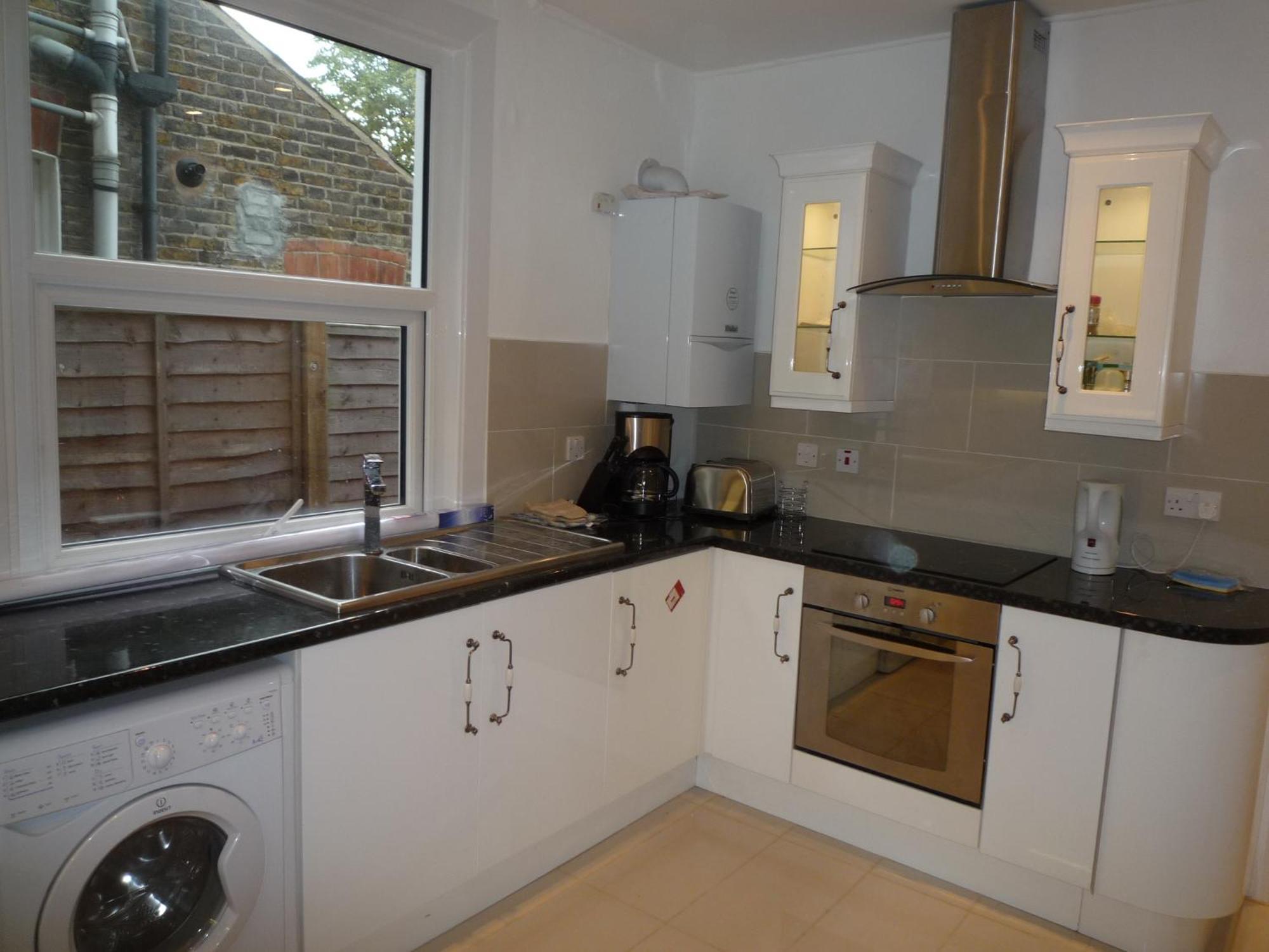 Bedroom Flat Colliers Wood Apartment London
