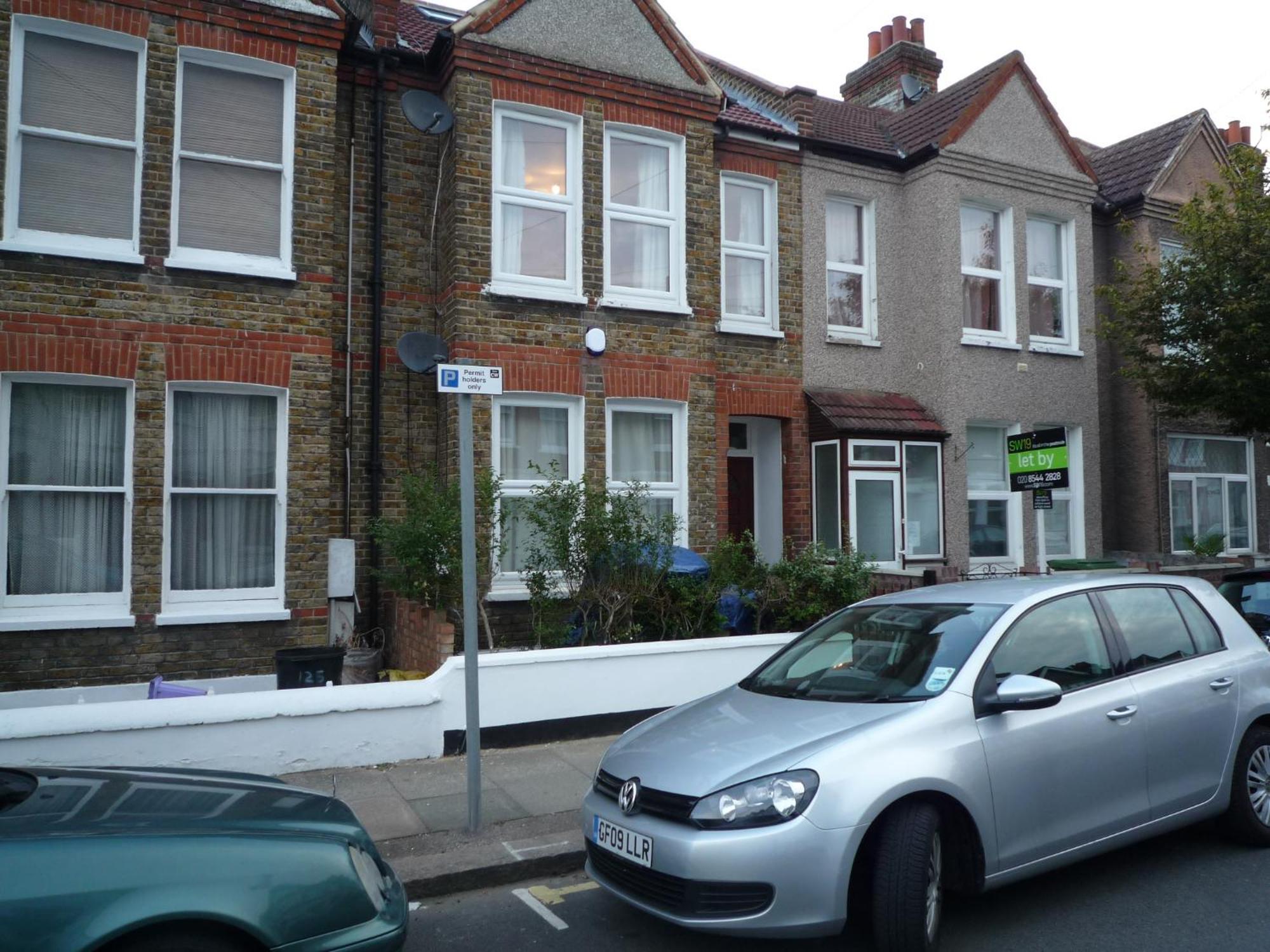 Bedroom Flat Colliers Wood London
