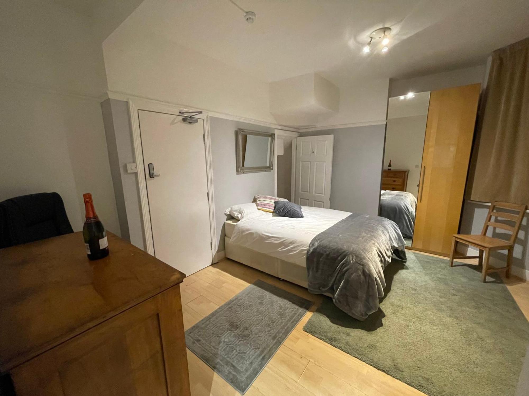 With Private Bathroom And Shared Kitchen Londen