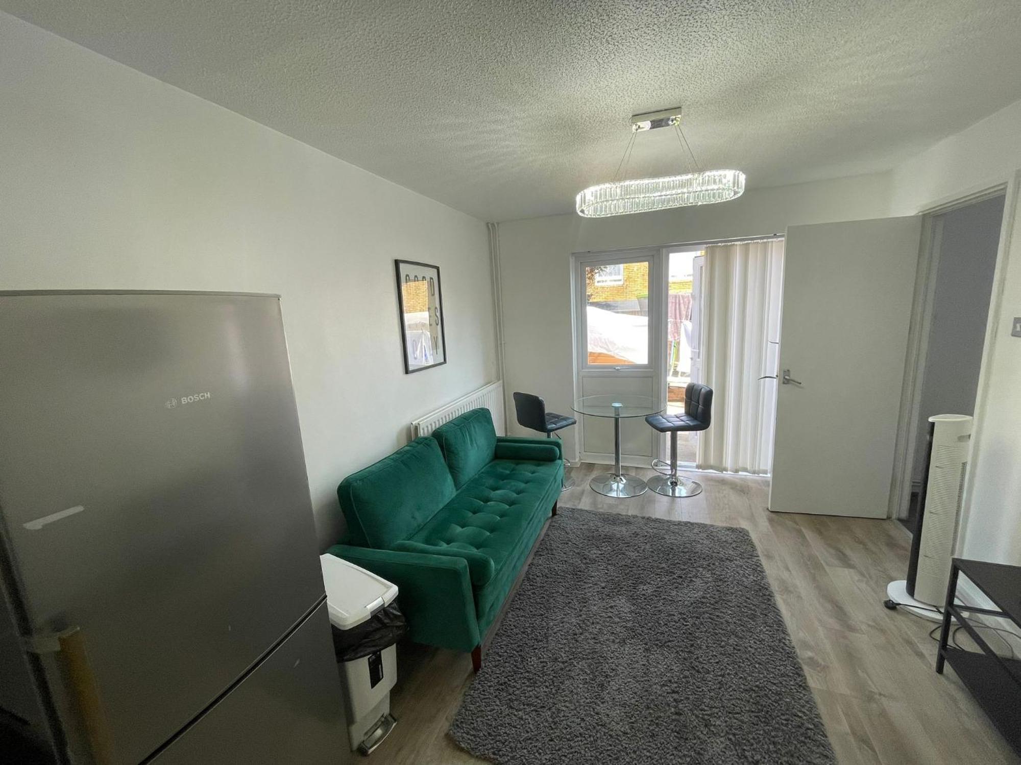 Vakantiehuis New! 4 Bedroom House With Garden And Lawn