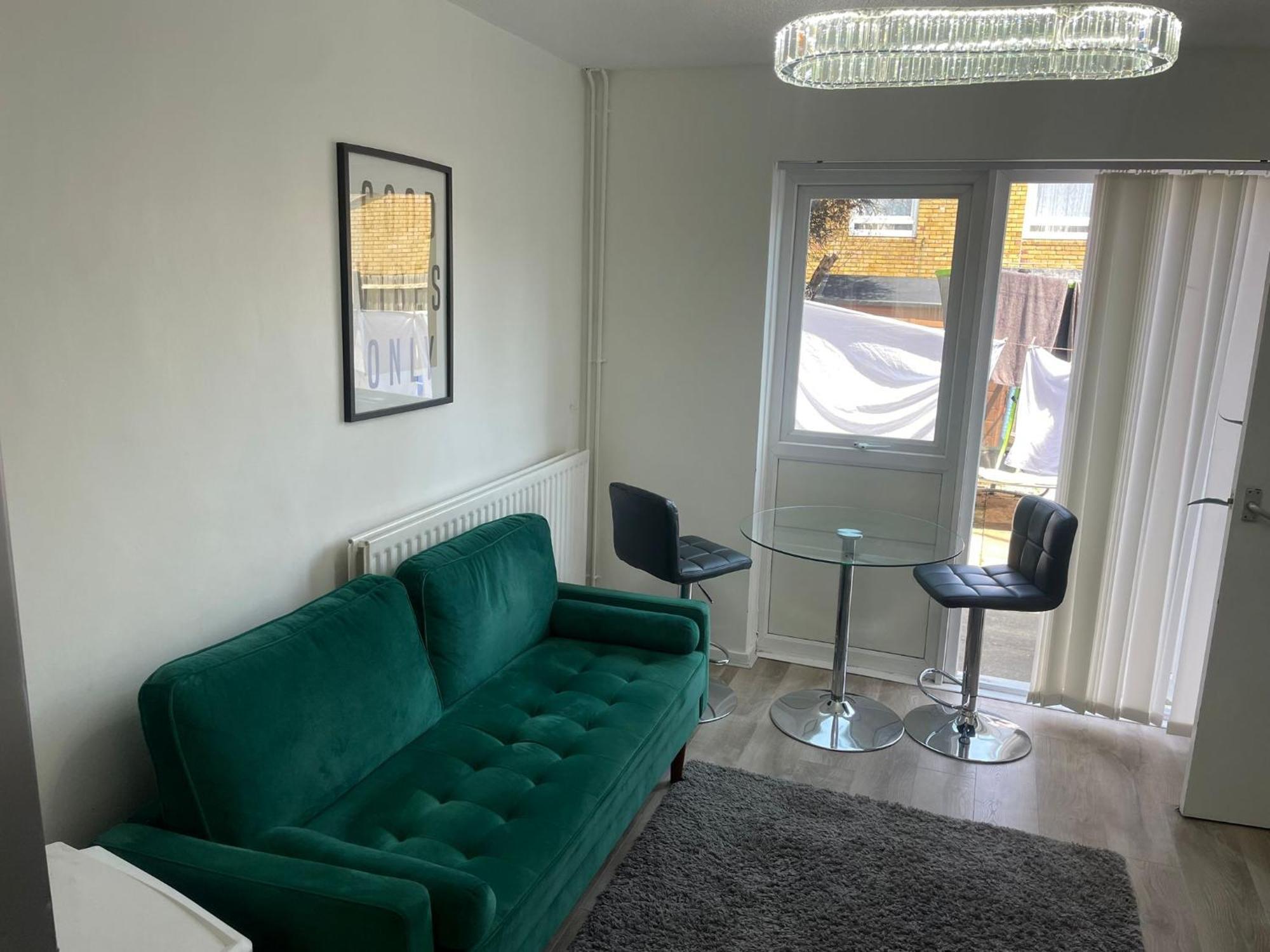 Vakantiehuis New! 4 Bedroom House With Garden And Lawn *
