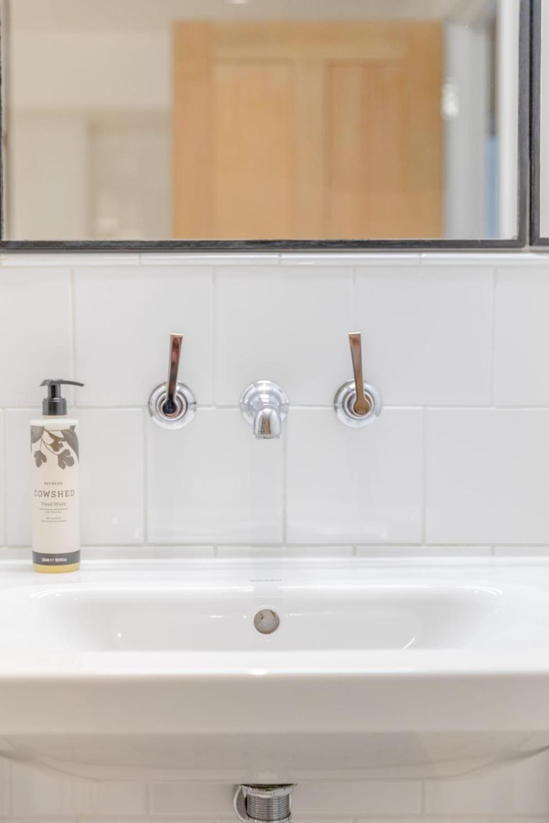 Sleek & Stylish 2bd Flat - Warren Street * Londen