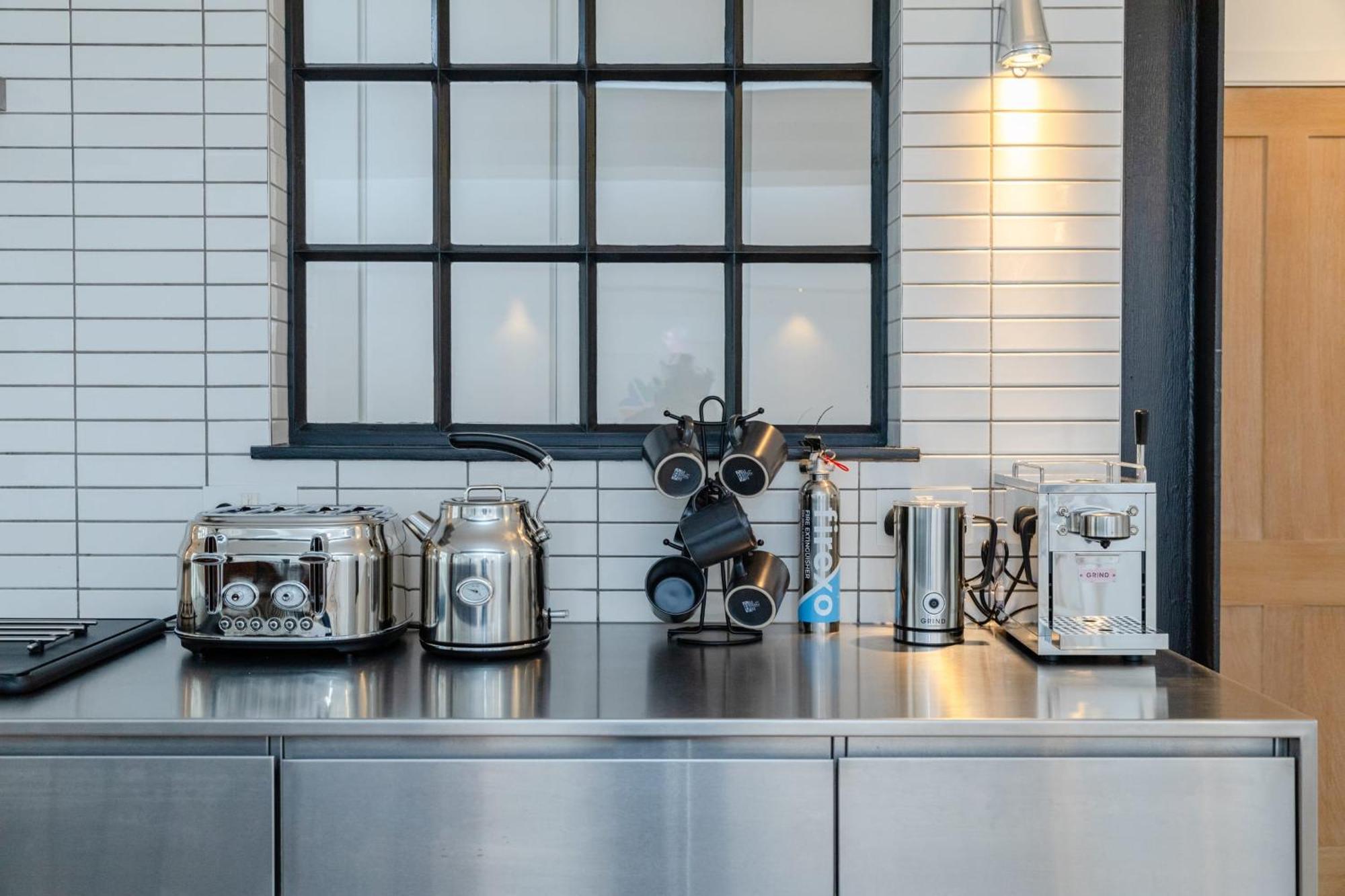 Sleek & Stylish 2bd Flat - Warren Street Appartement Londen