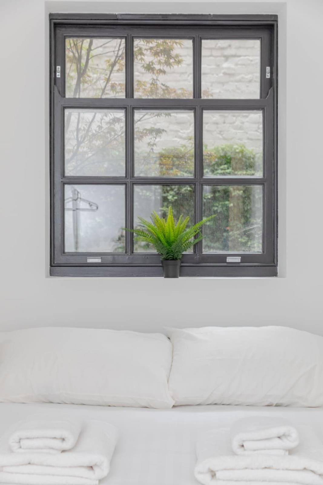 Sleek & Stylish 2bd Flat - Warren Street * Londen