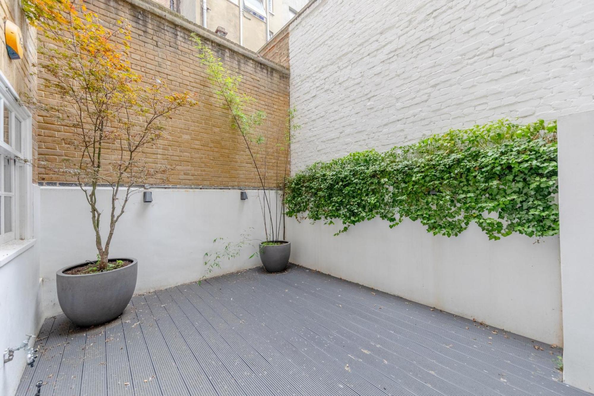 Sleek & Stylish 2bd Flat - Warren Street * Londen