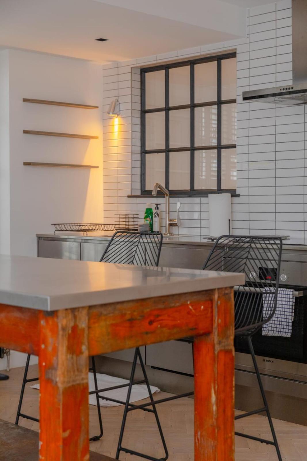 Sleek & Stylish 2bd Flat - Warren Street London