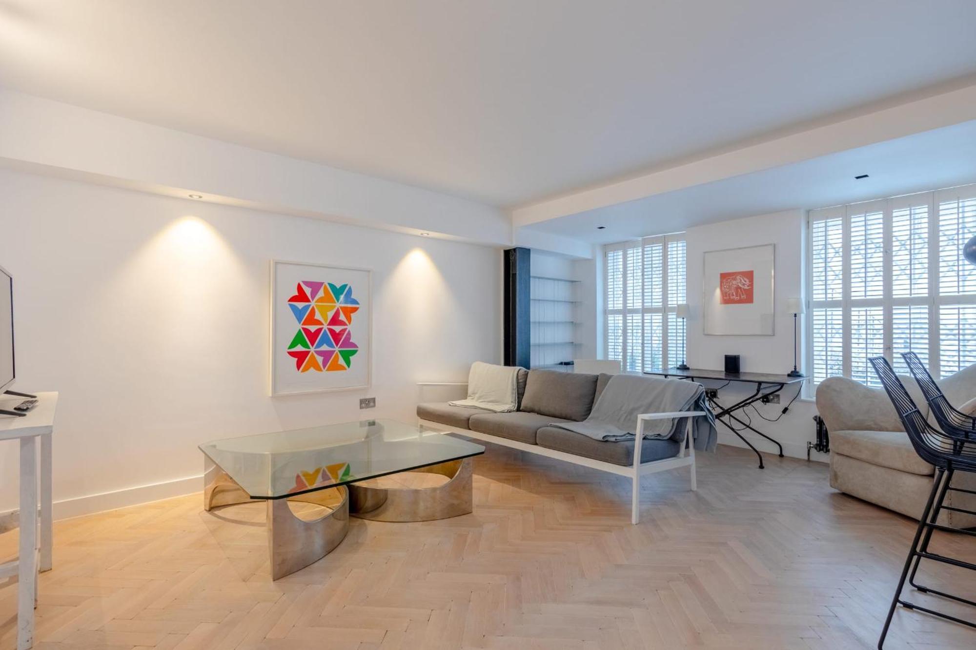 Sleek & Stylish 2bd Flat - Warren Street * Londen