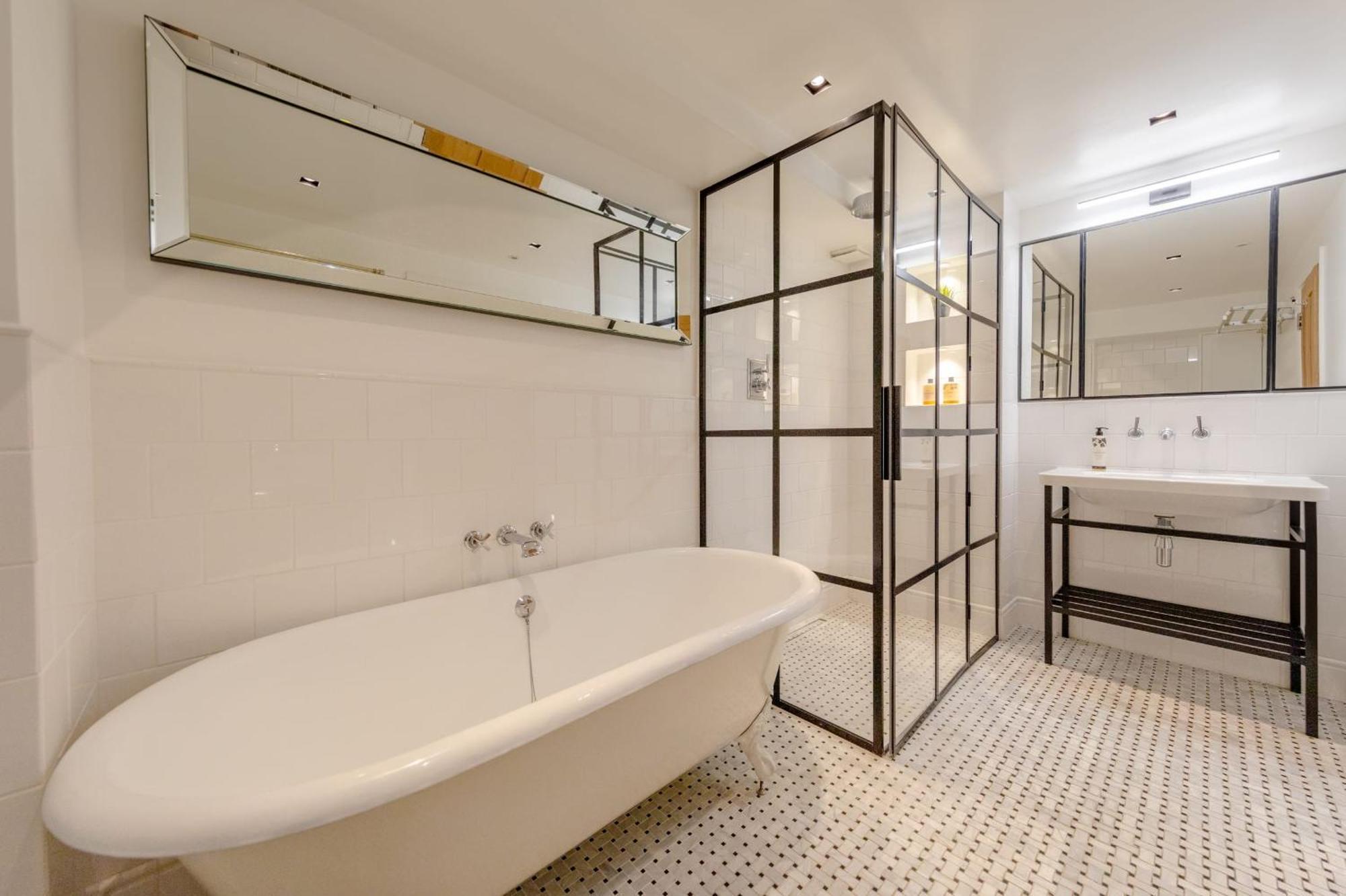 Sleek & Stylish 2bd Flat - Warren Street Londen