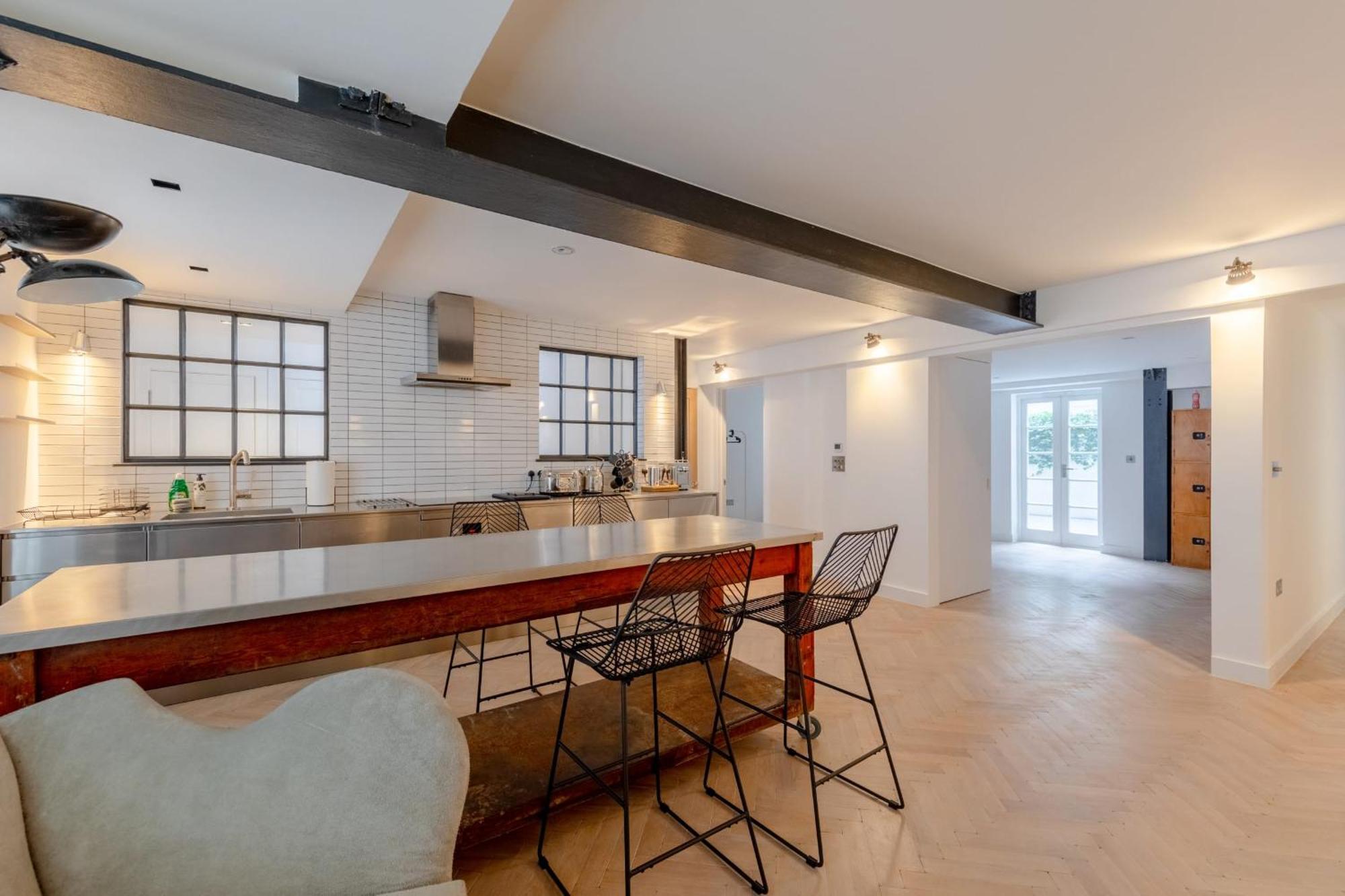 Sleek & Stylish 2bd Flat - Warren Street Londen