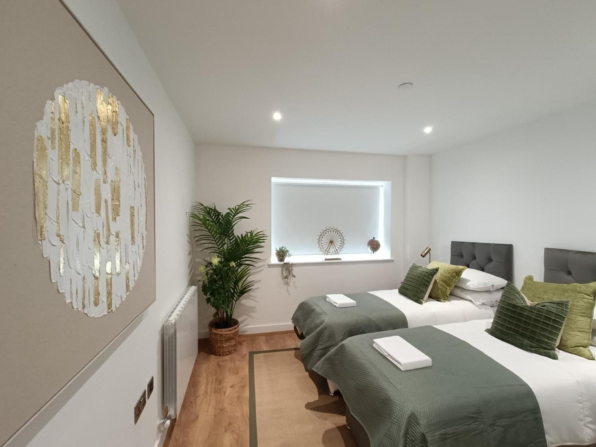 Snuggle - Riverside - Views Over Looking River Thames, Close To O2 Arena, Excel, Airport, Thames Clipper- River Boat Service, Woolwich Ferry, Onsite Parking, Twin Option Available * London