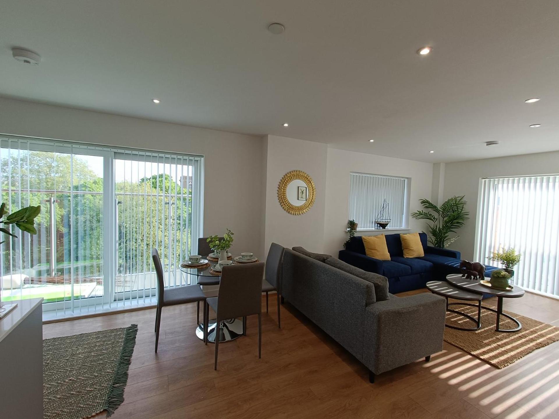 Apartment Snuggle - Riverside - Views Over Looking River Thames, Close To O2 Arena, Excel, Airport, Thames Clipper- River Boat Service, Woolwich Ferry, Onsite Parking, Twin Option Available