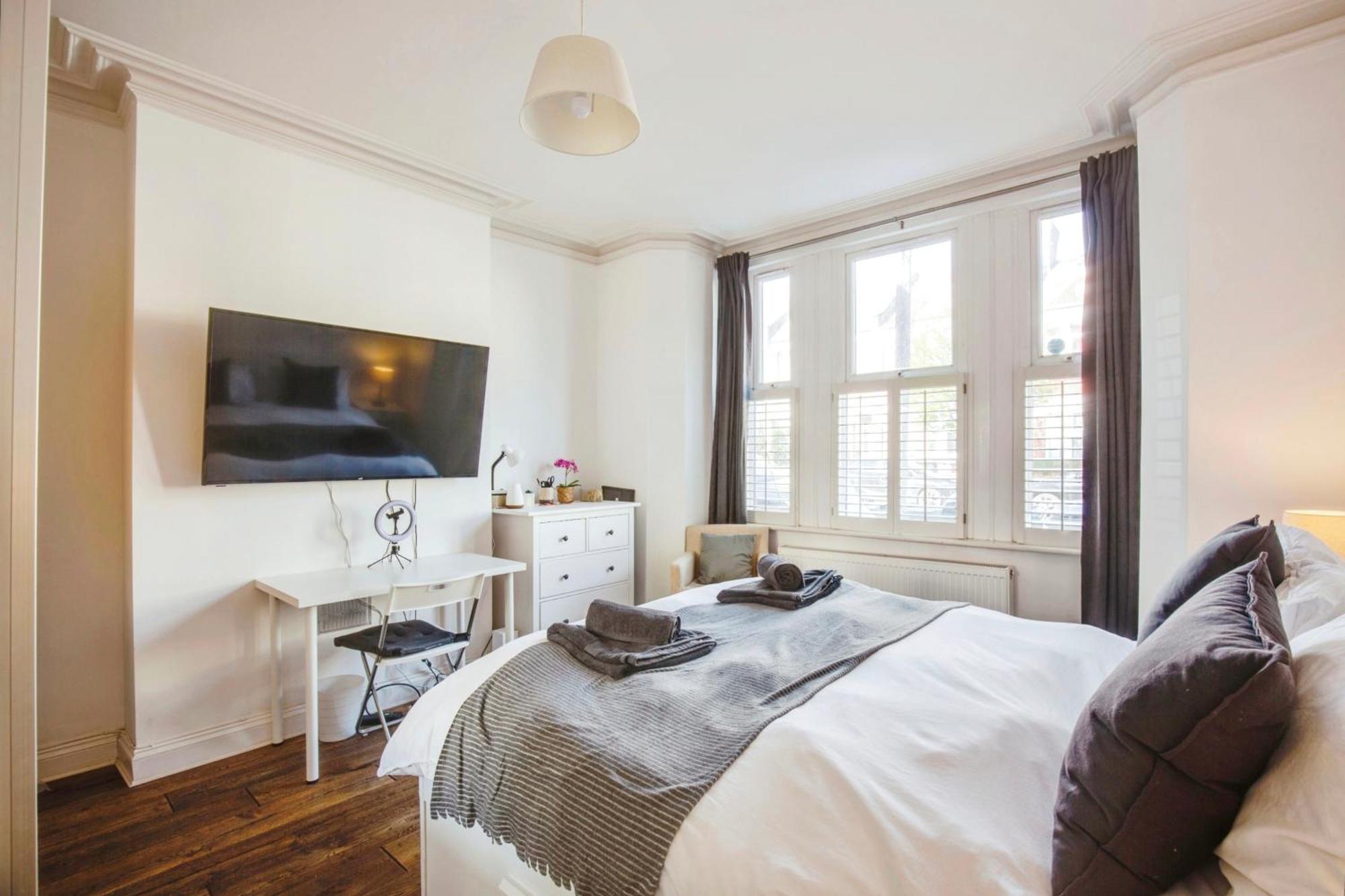 Lovely 2 Bedroom Ground Floor Flat With Garden. Appartement Londen