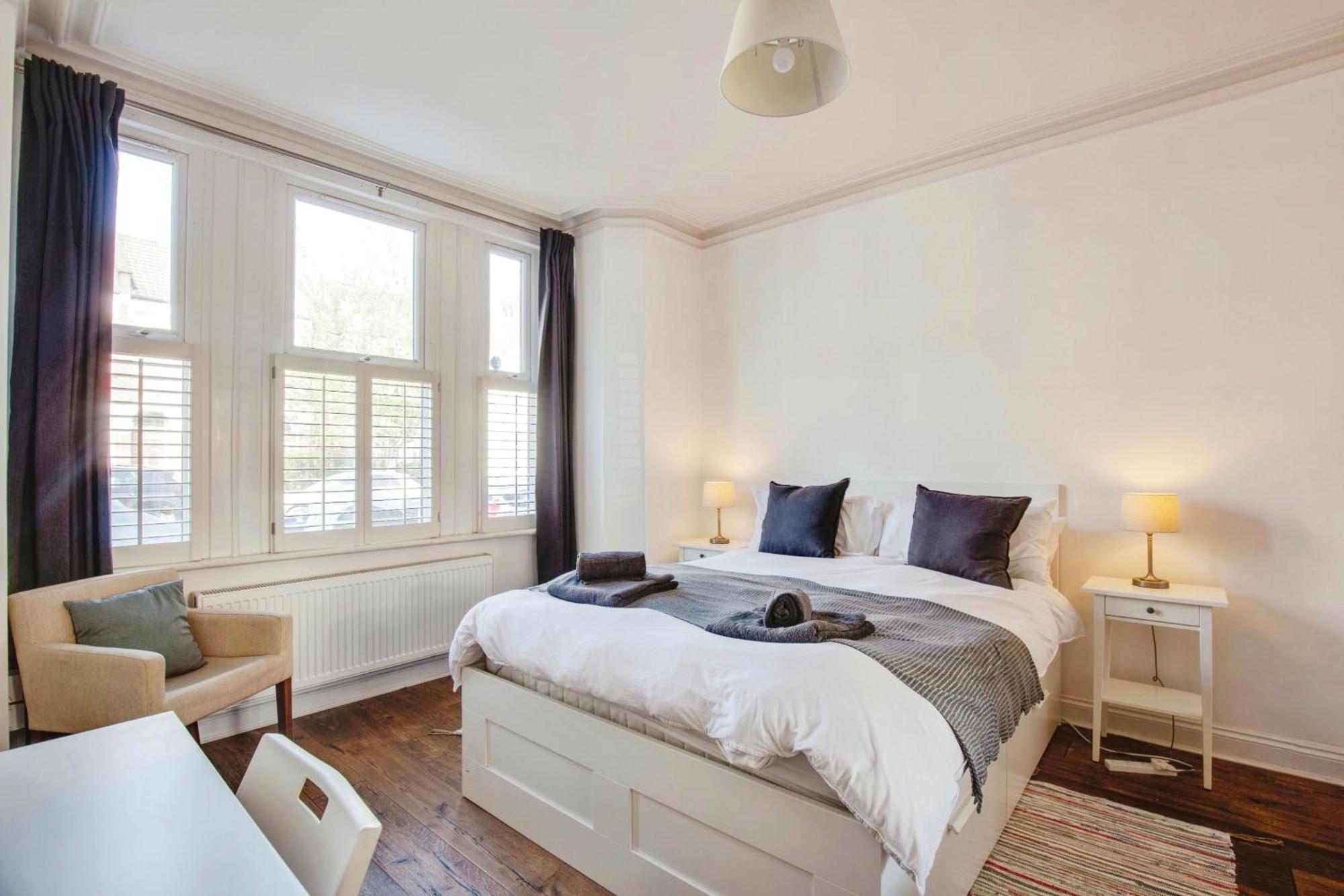 Appartement Lovely 2 Bedroom Ground Floor Flat With Garden. Londen