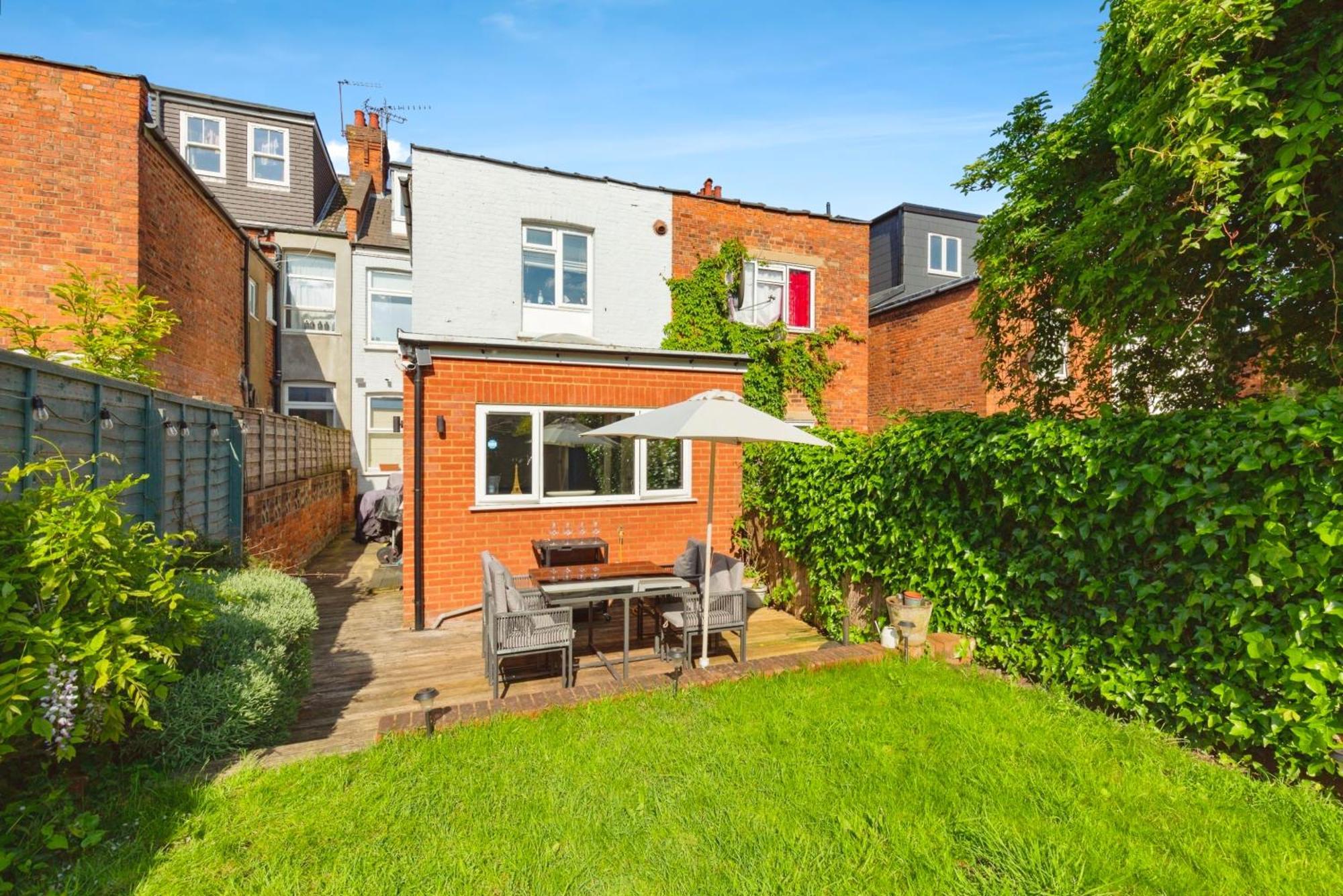 Appartement Lovely 2 Bedroom Ground Floor Flat With Garden. *