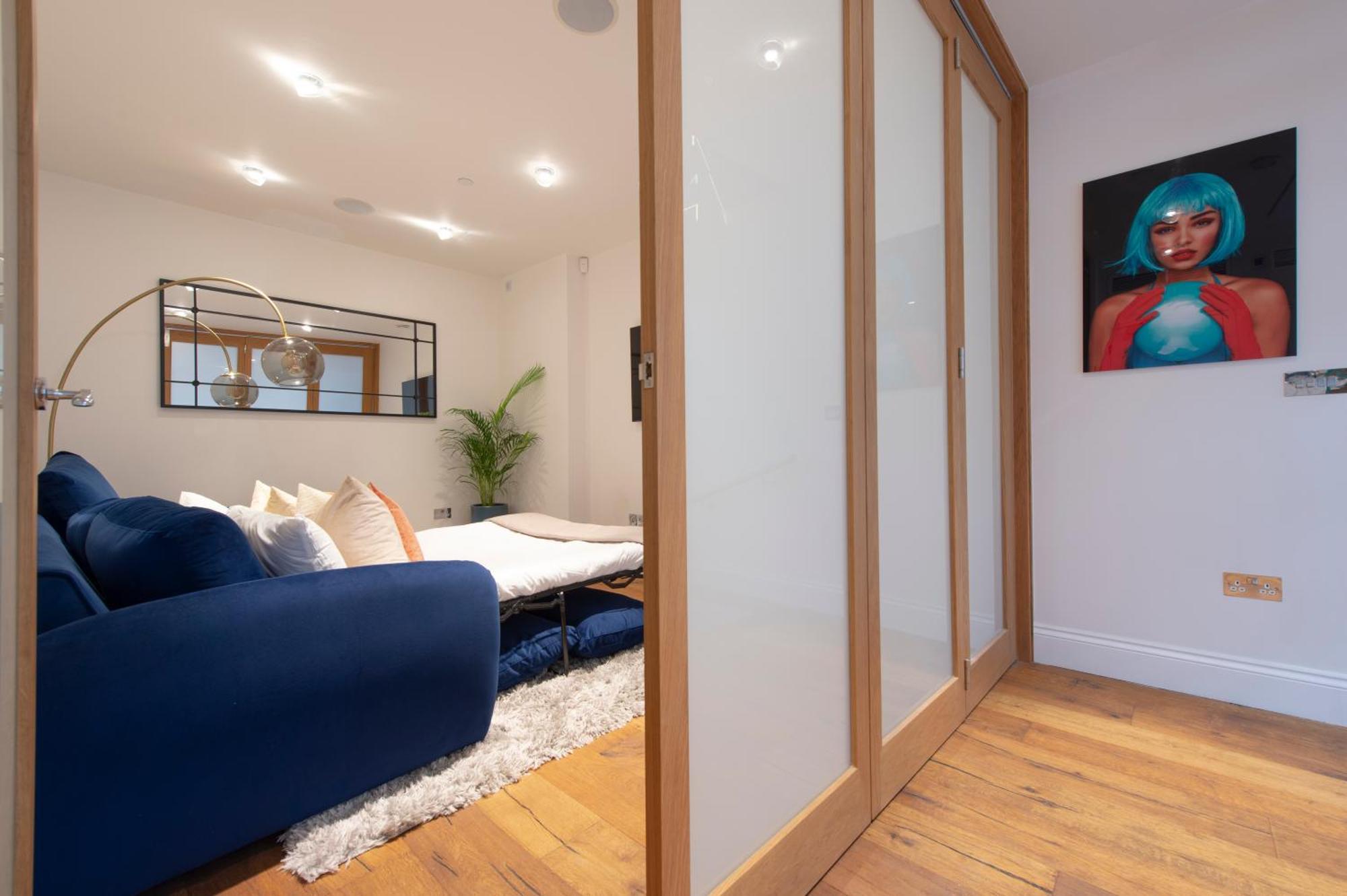 Soho Harmony Haven: Chic 2-bed, 2-bath Urban Retreat Apartment London