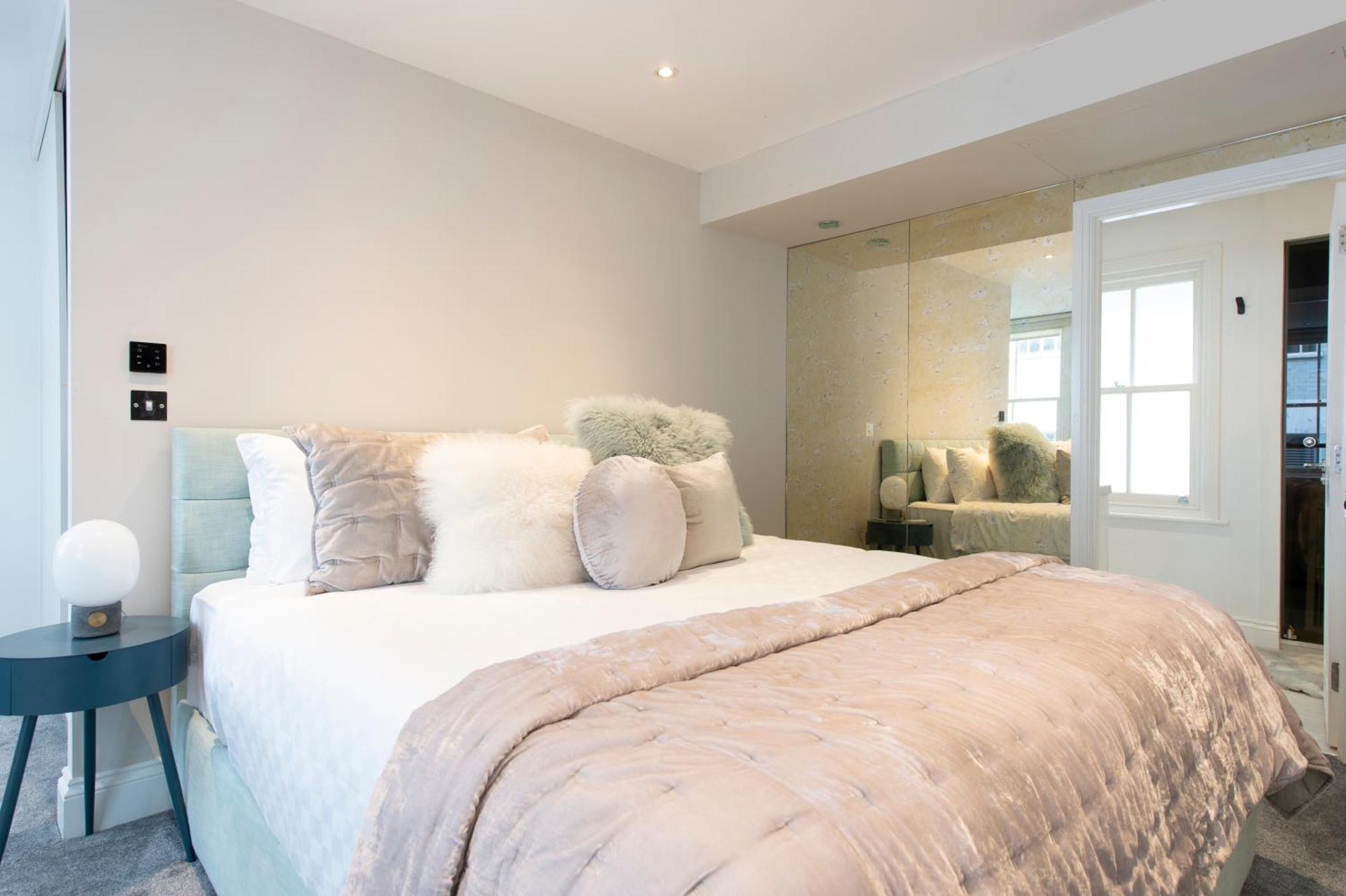 Apartment Soho Harmony Haven: Chic 2-bed, 2-bath Urban Retreat London