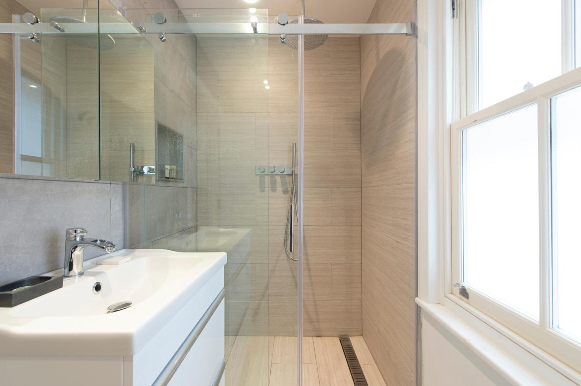Soho Harmony Haven: Chic 2-bed, 2-bath Urban Retreat Apartment London
