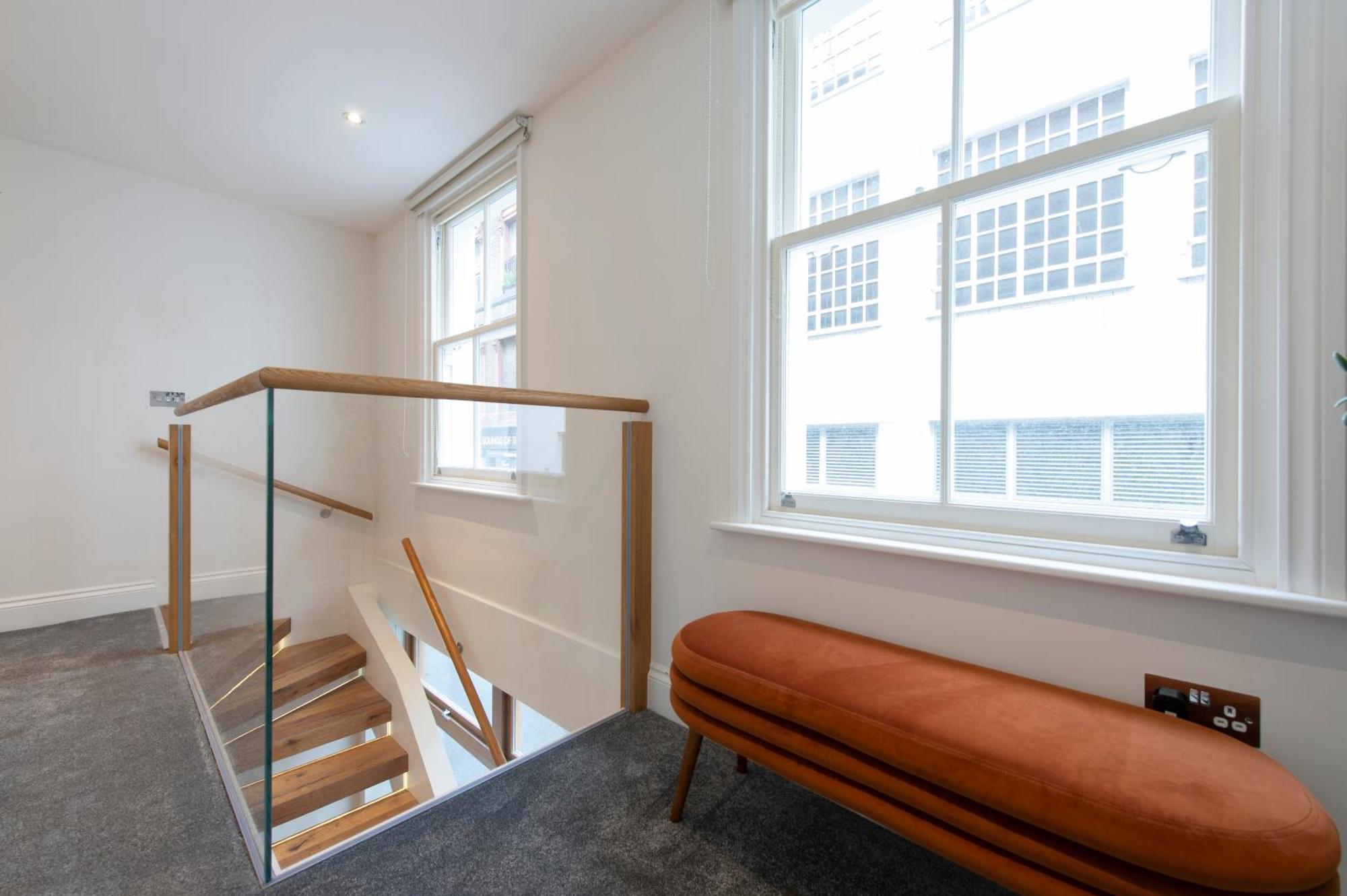 Soho Harmony Haven: Chic 2-bed, 2-bath Urban Retreat London
