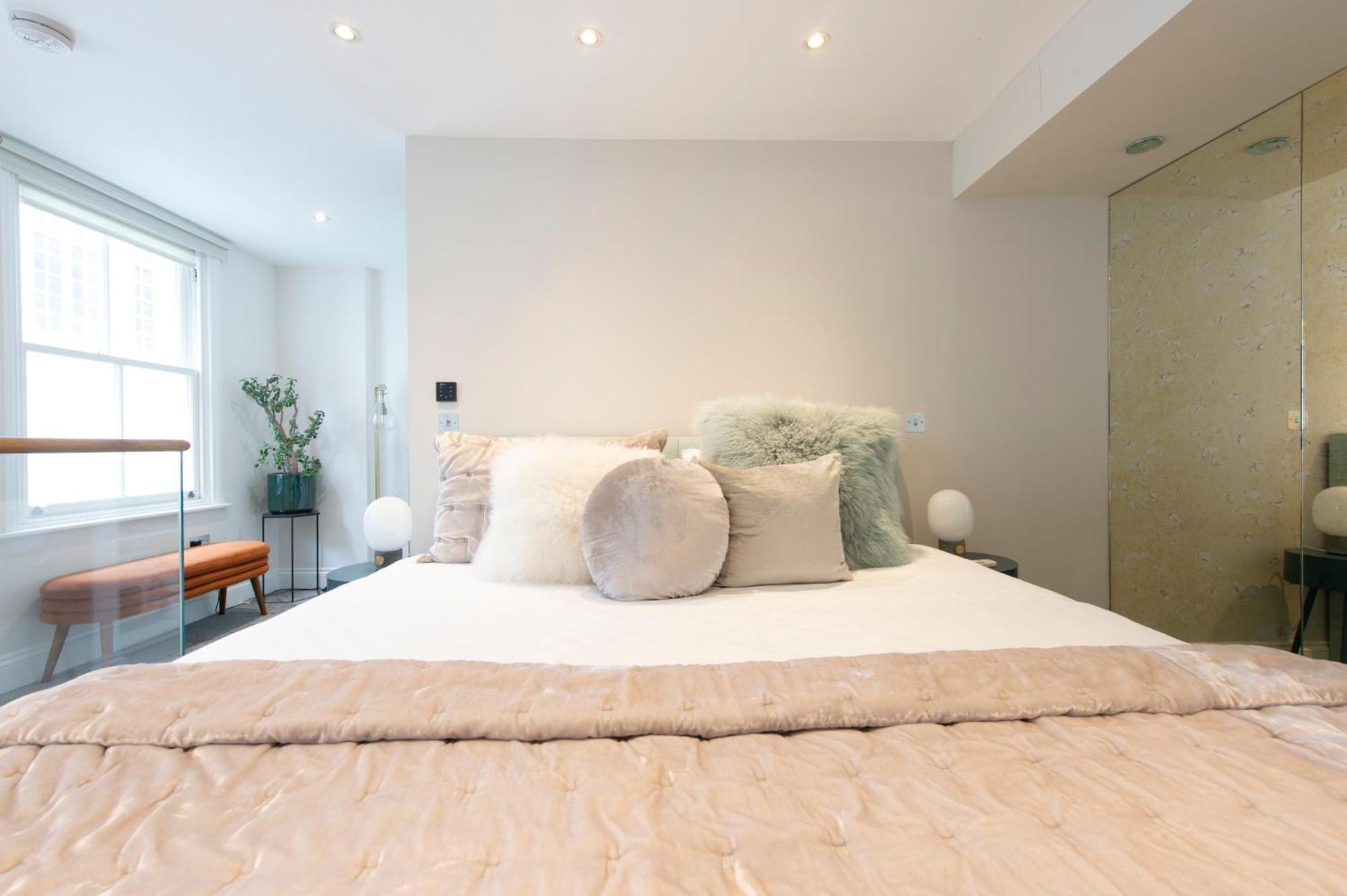 Soho Harmony Haven: Chic 2-bed, 2-bath Urban Retreat
