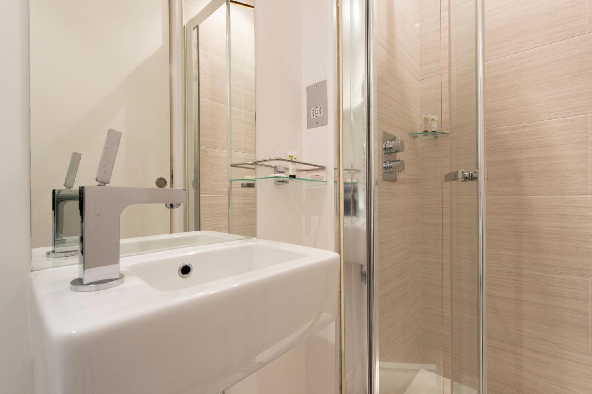 Soho Harmony Haven: Chic 2-bed, 2-bath Urban Retreat Apartment