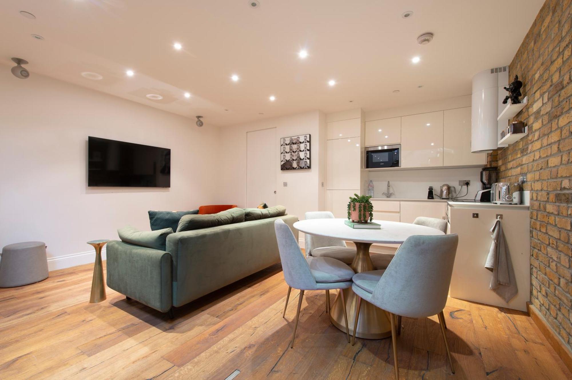 Soho Harmony Haven: Chic 2-bed, 2-bath Urban Retreat London