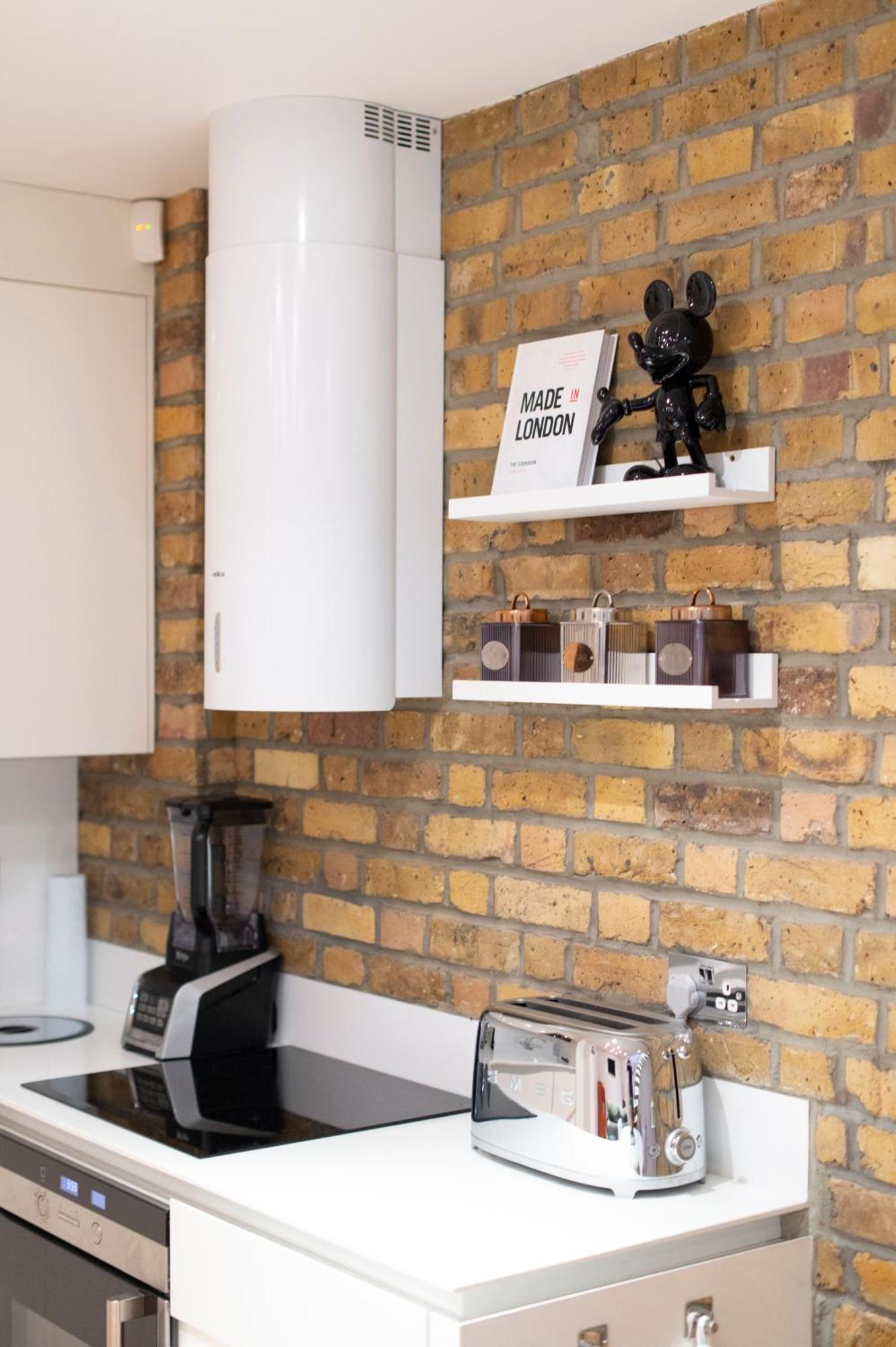 Soho Harmony Haven: Chic 2-bed, 2-bath Urban Retreat London