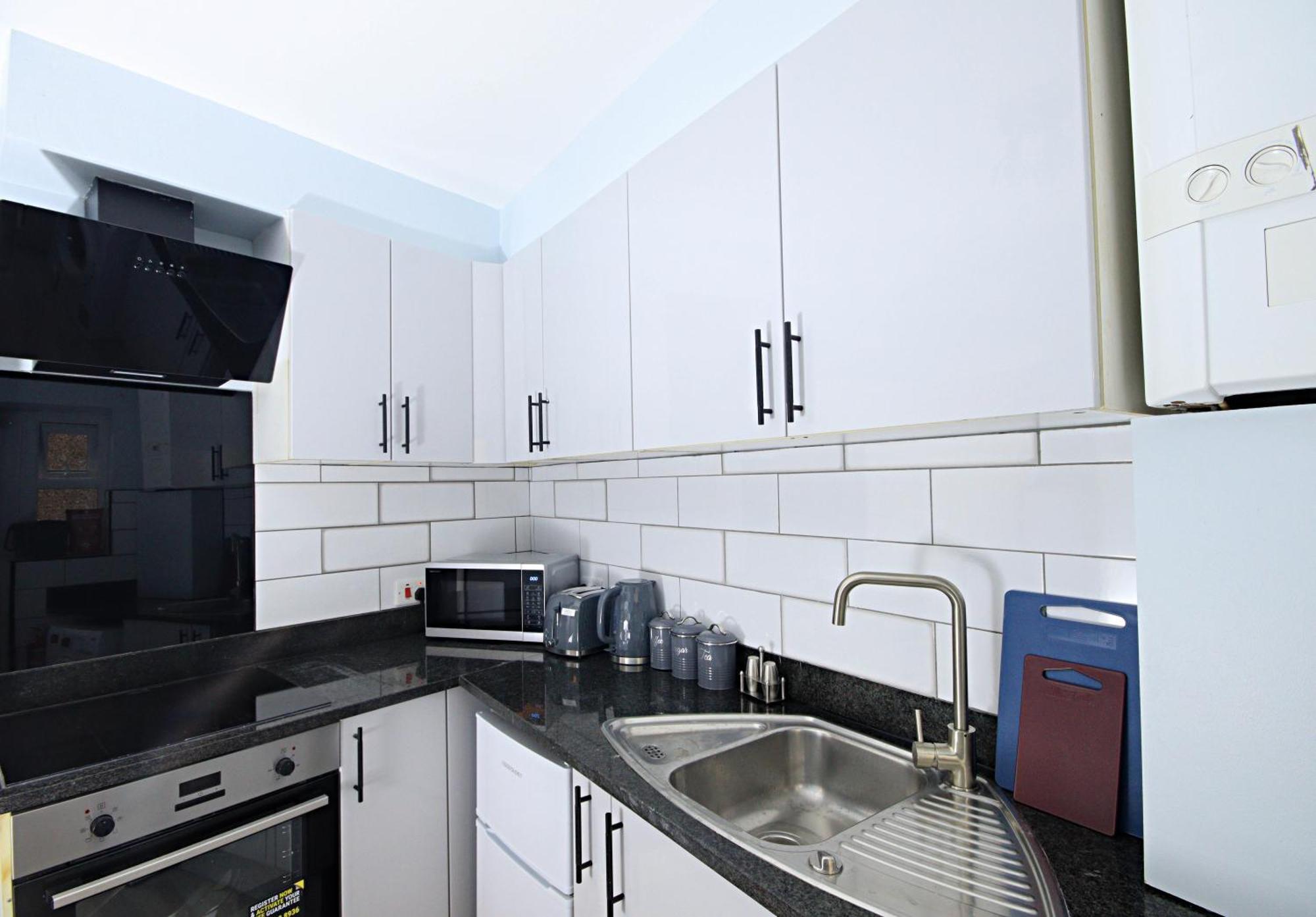 Rayan Heights Cosy 1 Bedroom Flat Sleeps 2 Perfect For Contractors Tourists Families - Free Parking Apartment