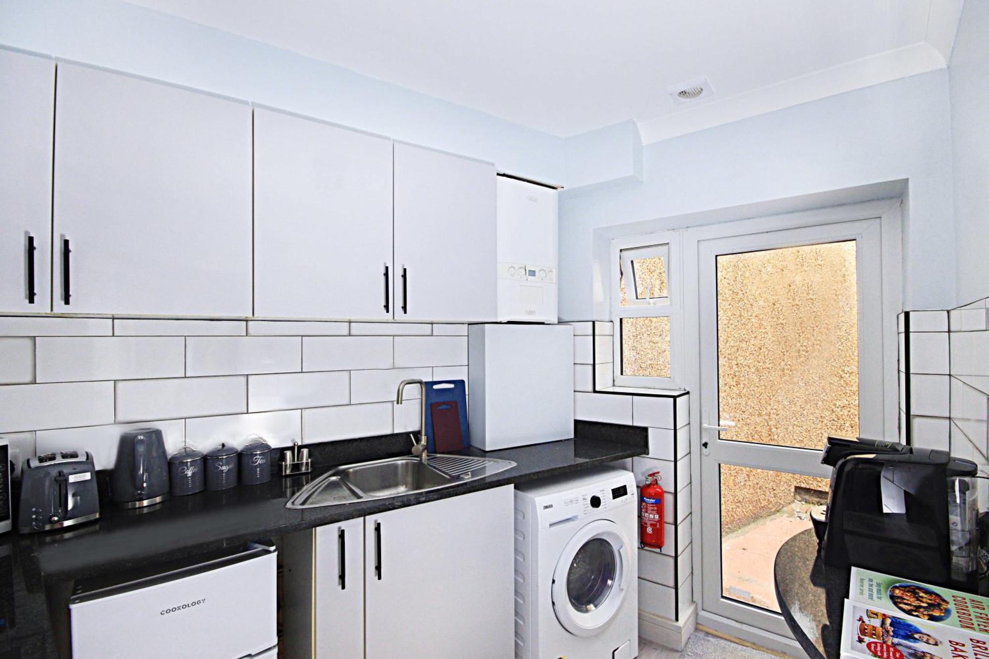 Rayan Heights Cosy 1 Bedroom Flat Sleeps 2 Perfect For Contractors Tourists Families - Free Parking Apartment
