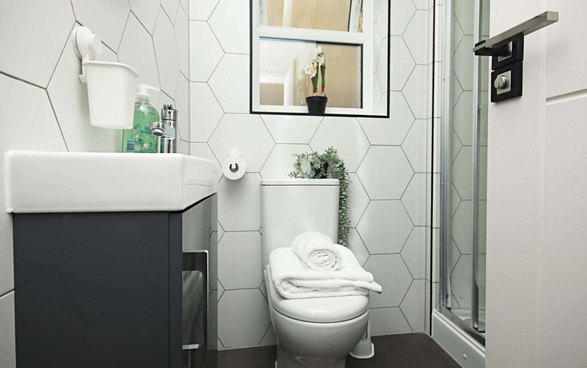 Rayan Heights Cosy 1 Bedroom Flat Sleeps 2 Perfect For Contractors Tourists Families - Free Parking Apartment London