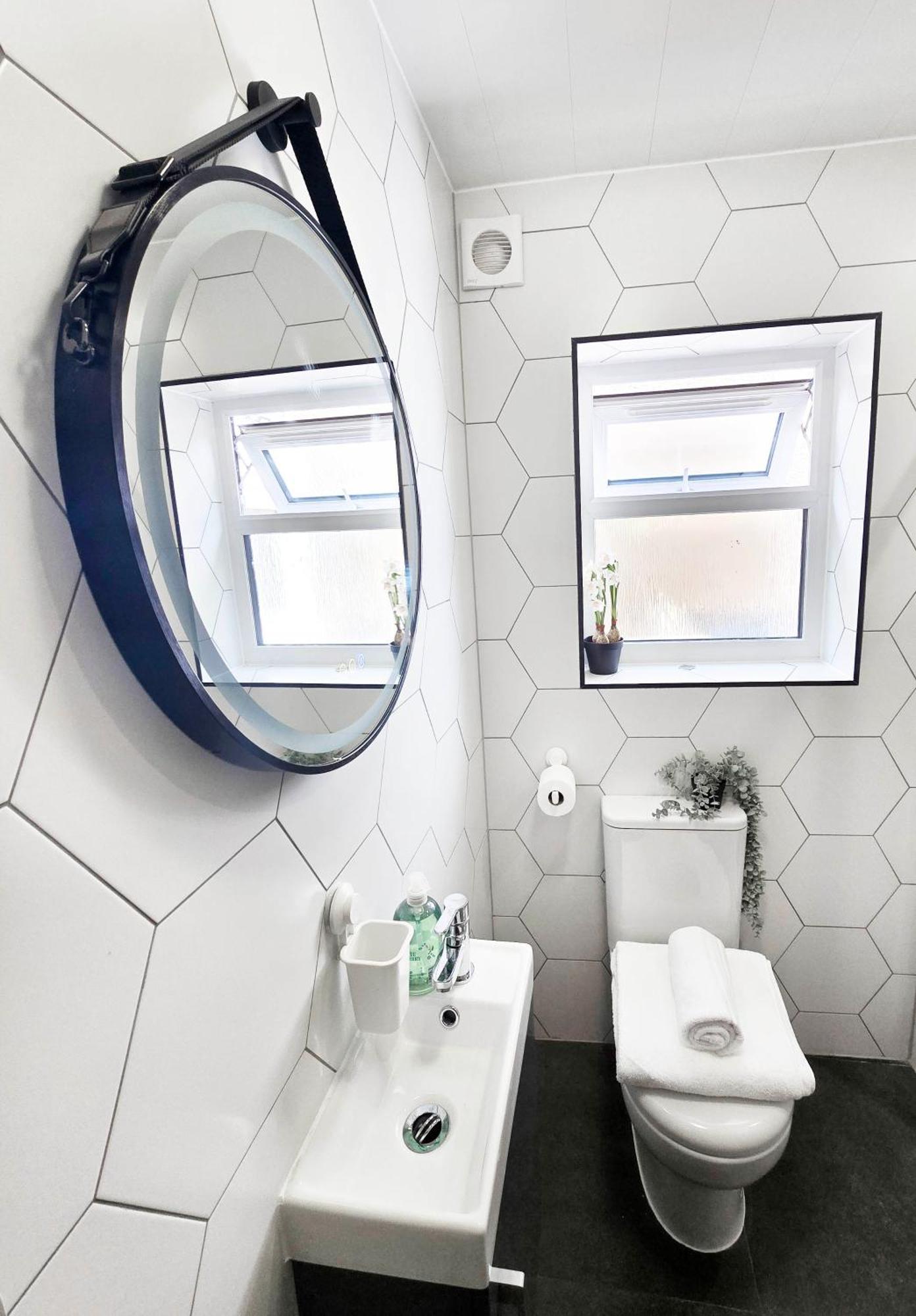 Rayan Heights Cosy 1 Bedroom Flat Sleeps 2 Perfect For Contractors Tourists Families - Free Parking London