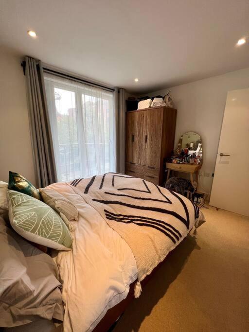 1 Bedroom Modern Flat In East 15m To Bank & C Wharf Apartment London