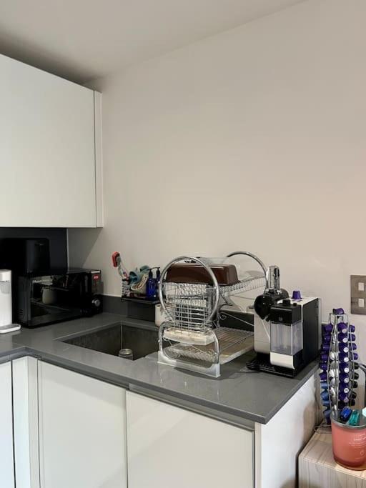 1 Bedroom Modern Flat In East 15m To Bank & C Wharf *