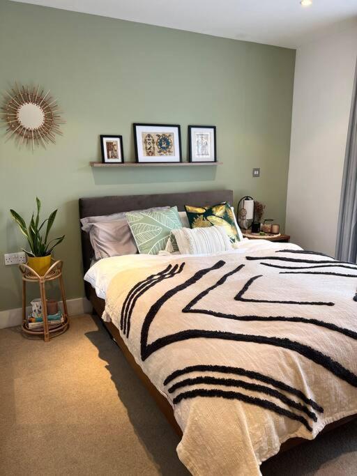1 Bedroom Modern Flat In East 15m To Bank & C Wharf Apartment London