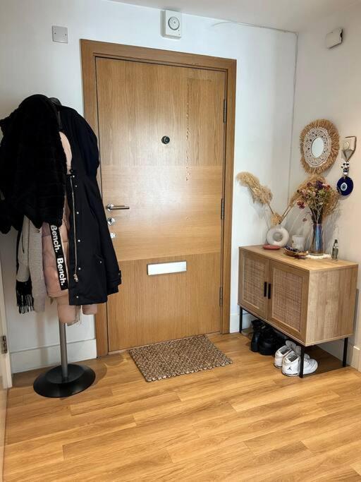 1 Bedroom Modern Flat In East 15m To Bank & C Wharf