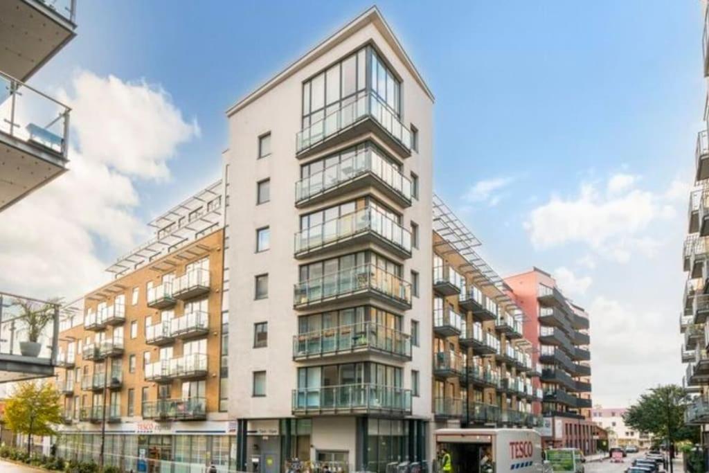 1 Bedroom Modern Flat In East 15m To Bank & C Wharf Apartment