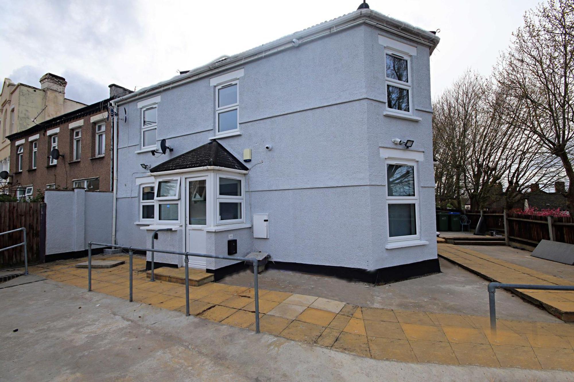 Rayan Heights Cosy 1 Bedroom Flat Sleeps 2 Perfect For Contractors Tourists Families - Free Parking Apartment *